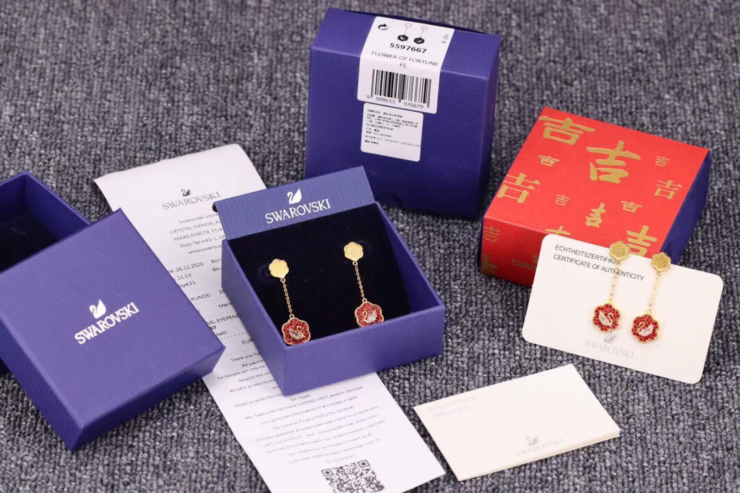 批160 swarovski 花开耀吉 红色花卉天鹅耳环

🏮 🏮 新的一年、吉祥如意，福禄临门
这款精致的耳环采用花卉图形设计，其灵感源自传统大吉葫芦瓶瓶身的华美装饰，红色密镶仿水晶散发着明亮的光泽。一款雅致的耳坠，花卉设计中心是一只以闪耀施华洛世奇锆石打造的品牌经典天鹅。这款精致而寓意吉祥的耳环十分百搭，是为日常穿搭增添一抹亮色的绝佳之选，也是纪念特殊场合的理想礼物。