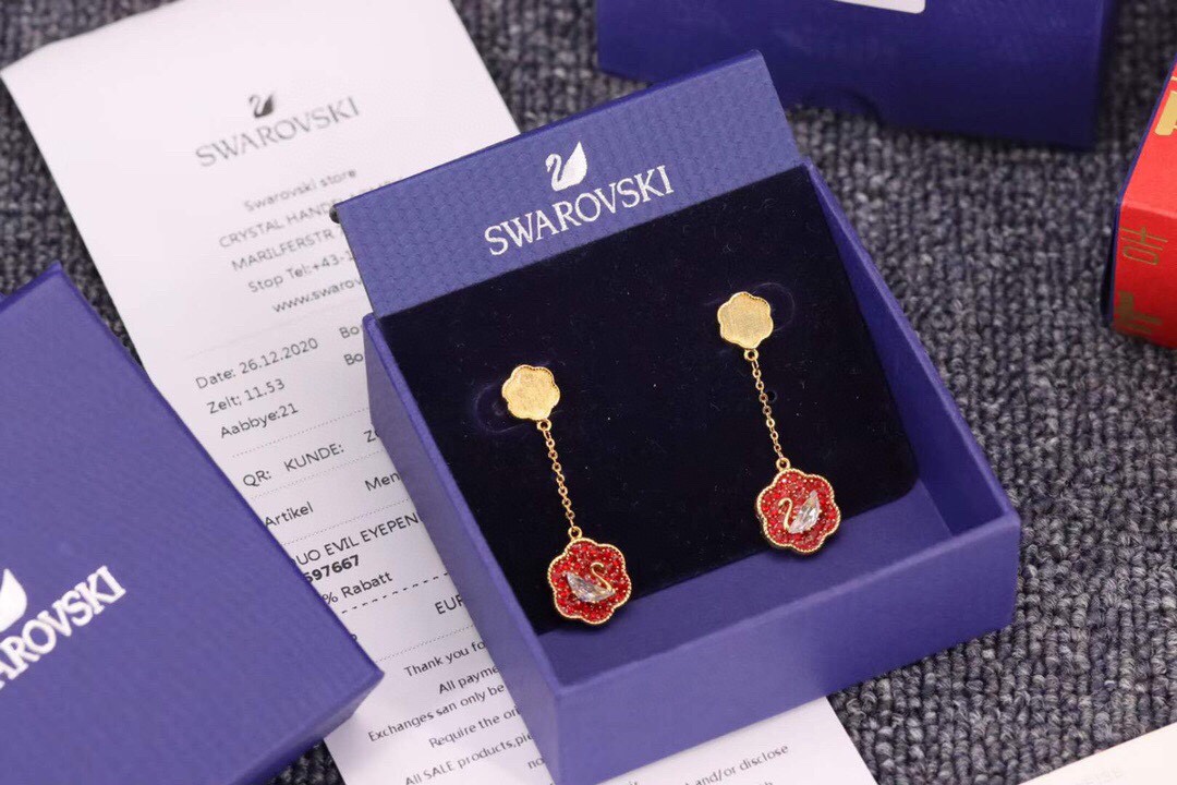 批160 swarovski 花开耀吉 红色花卉天鹅耳环

🏮 🏮 新的一年、吉祥如意，福禄临门
这款精致的耳环采用花卉图形设计，其灵感源自传统大吉葫芦瓶瓶身的华美装饰，红色密镶仿水晶散发着明亮的光泽。一款雅致的耳坠，花卉设计中心是一只以闪耀施华洛世奇锆石打造的品牌经典天鹅。这款精致而寓意吉祥的耳环十分百搭，是为日常穿搭增添一抹亮色的绝佳之选，也是纪念特殊场合的理想礼物。