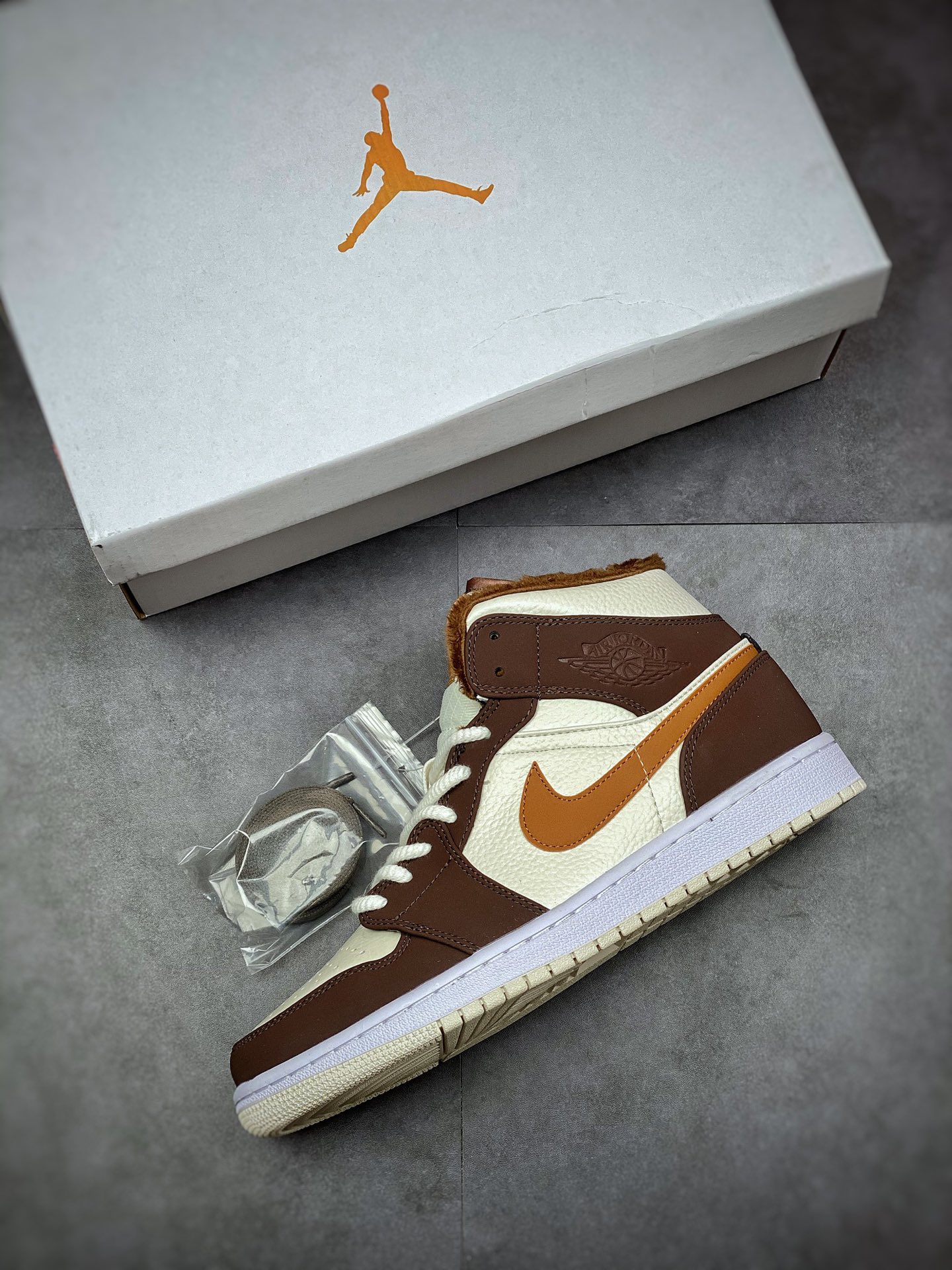 240 Air Jordan 1 Mid AJ1 乔丹1代中帮篮球鞋/小摩卡 米白棕 加绒款DO6699-200