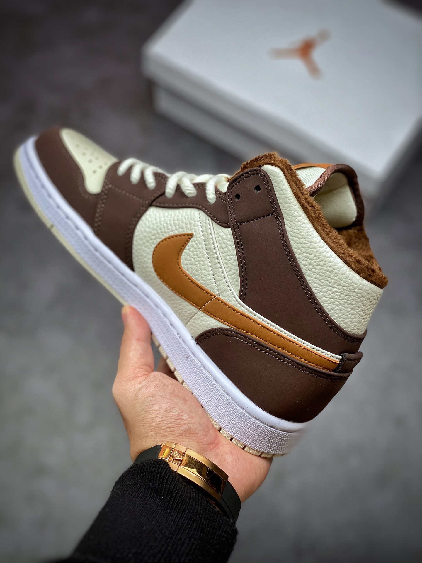 240 Air Jordan 1 Mid AJ1 乔丹1代中帮篮球鞋/小摩卡 米白棕 加绒款DO6699-200