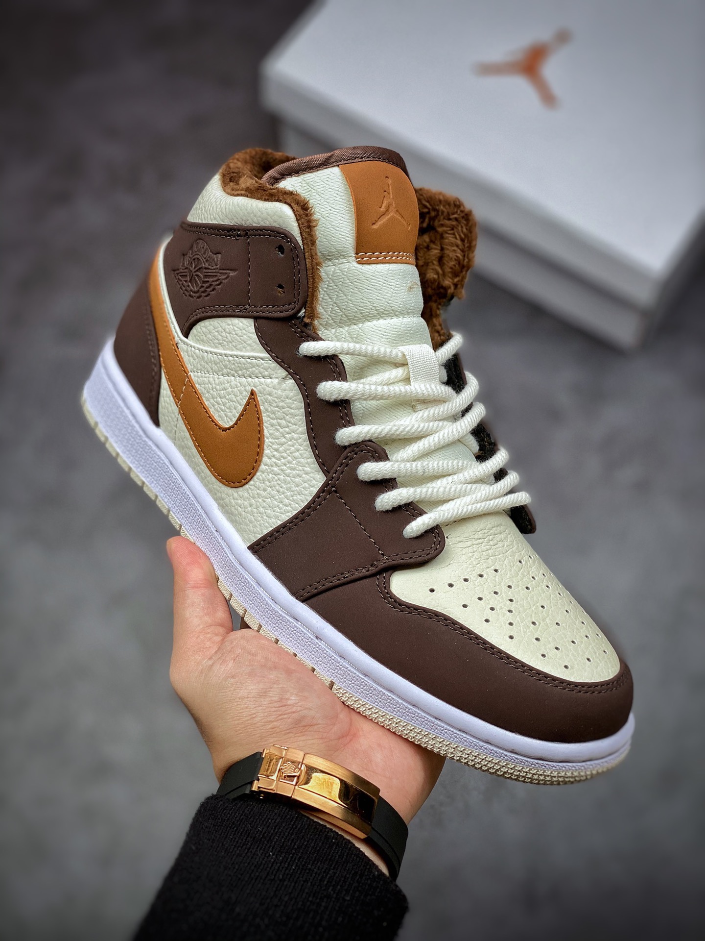 240 Air Jordan 1 Mid AJ1 乔丹1代中帮篮球鞋/小摩卡 米白棕 加绒款DO6699-200