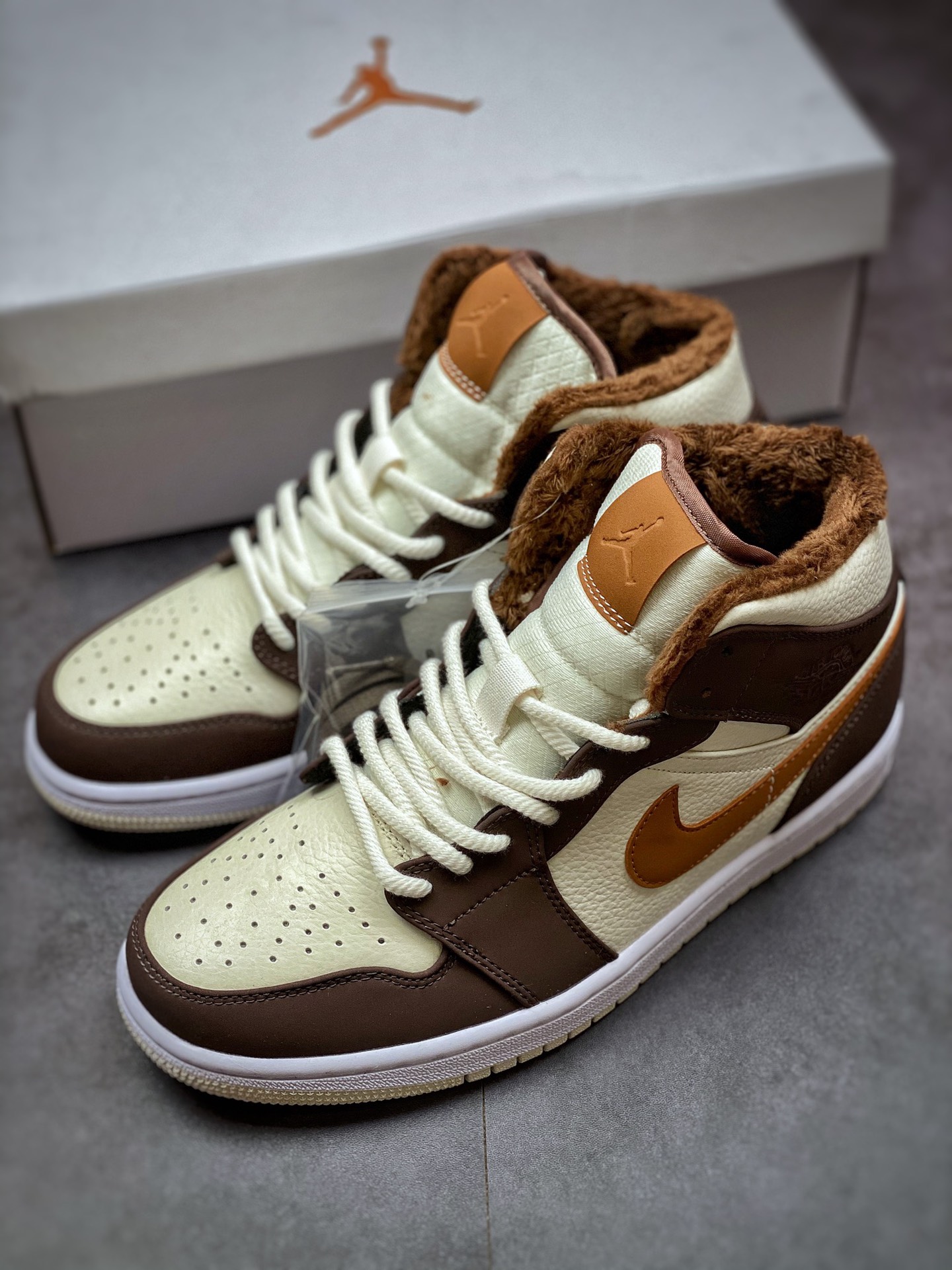 240 Air Jordan 1 Mid AJ1 乔丹1代中帮篮球鞋/小摩卡 米白棕 加绒款DO6699-200