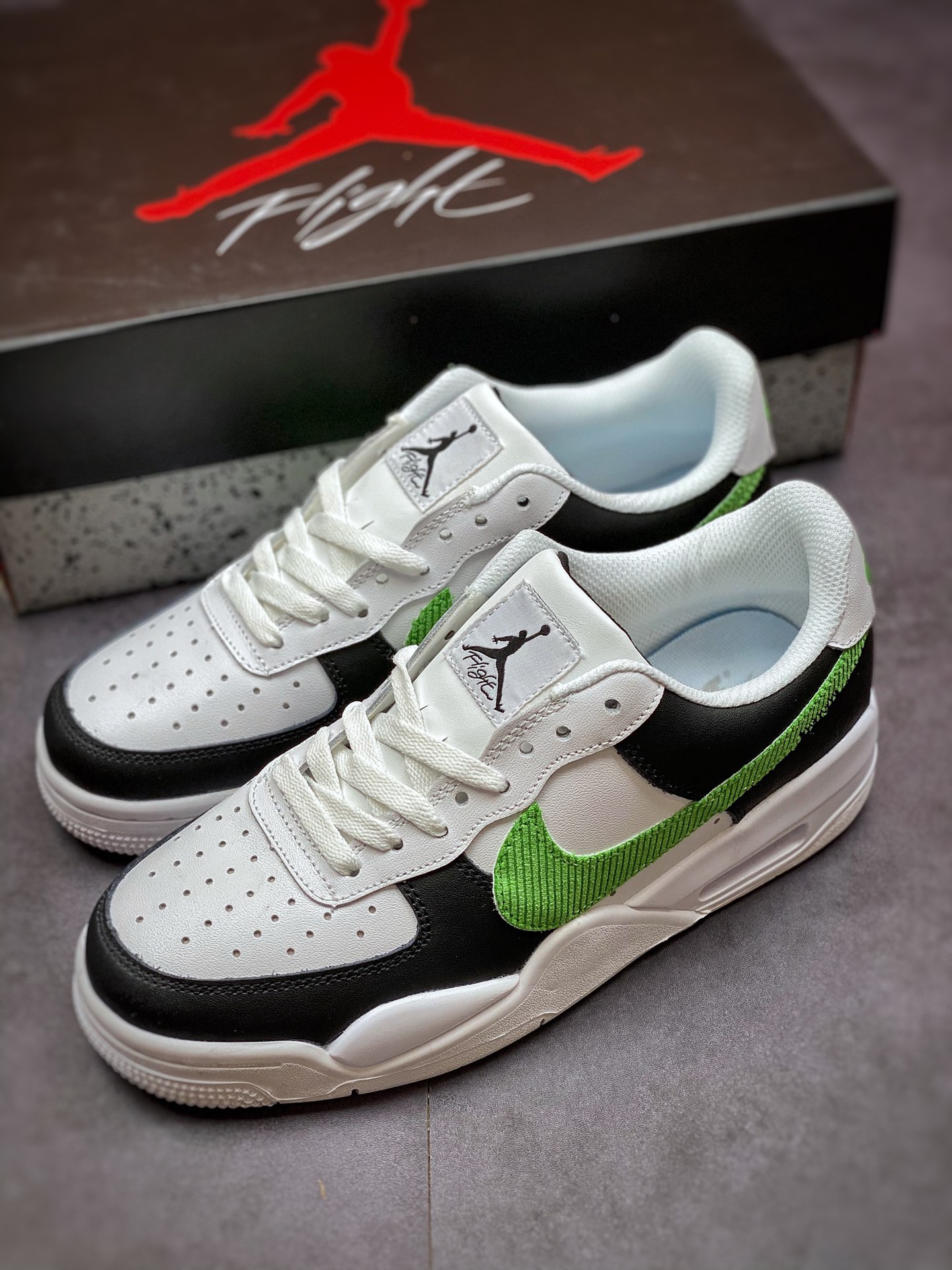 280 Air Force 4 顾名思义就是将 Air Jordan 4 与 Air Force 1 合二为一