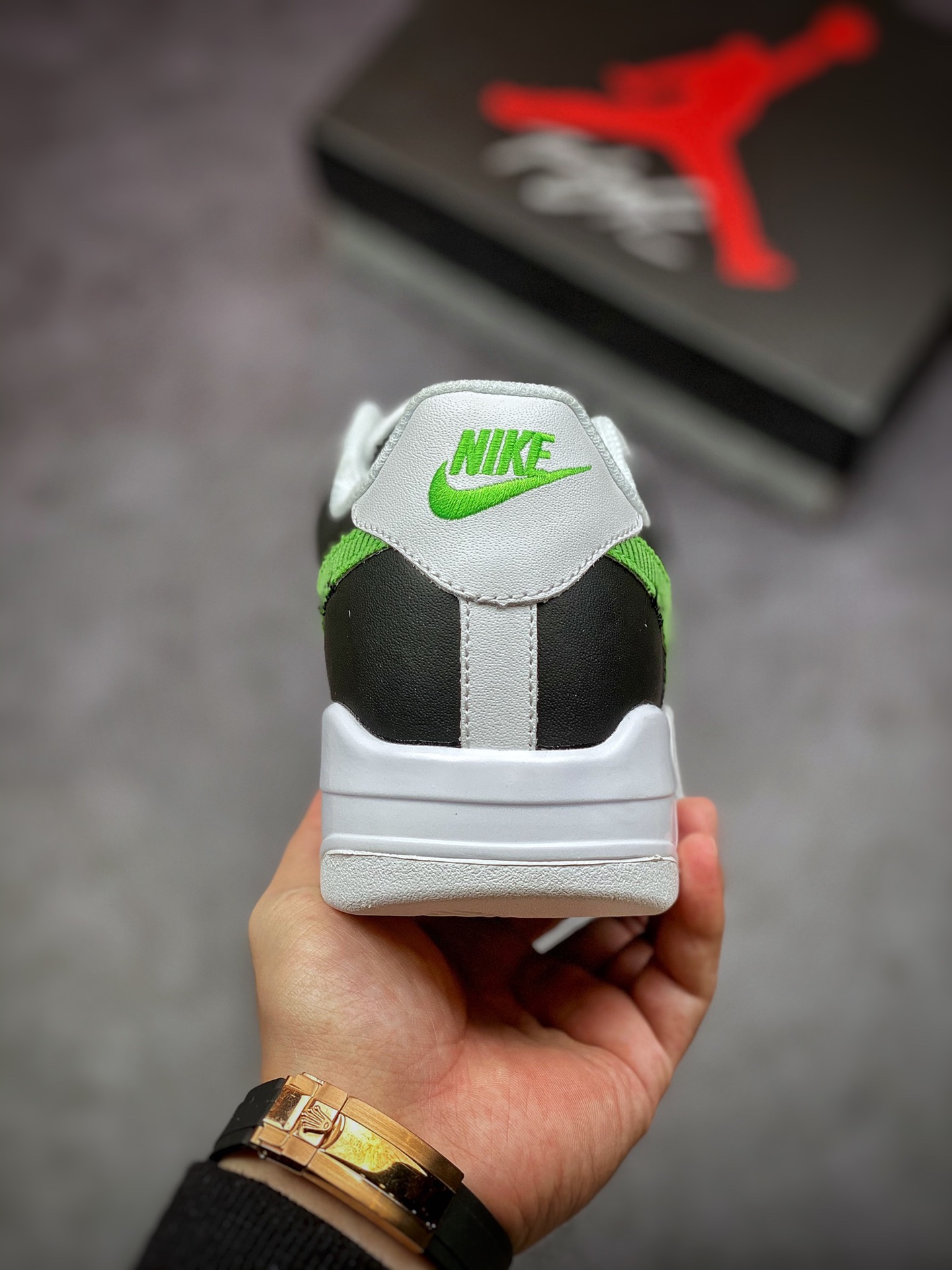280 Air Force 4 顾名思义就是将 Air Jordan 4 与 Air Force 1 合二为一