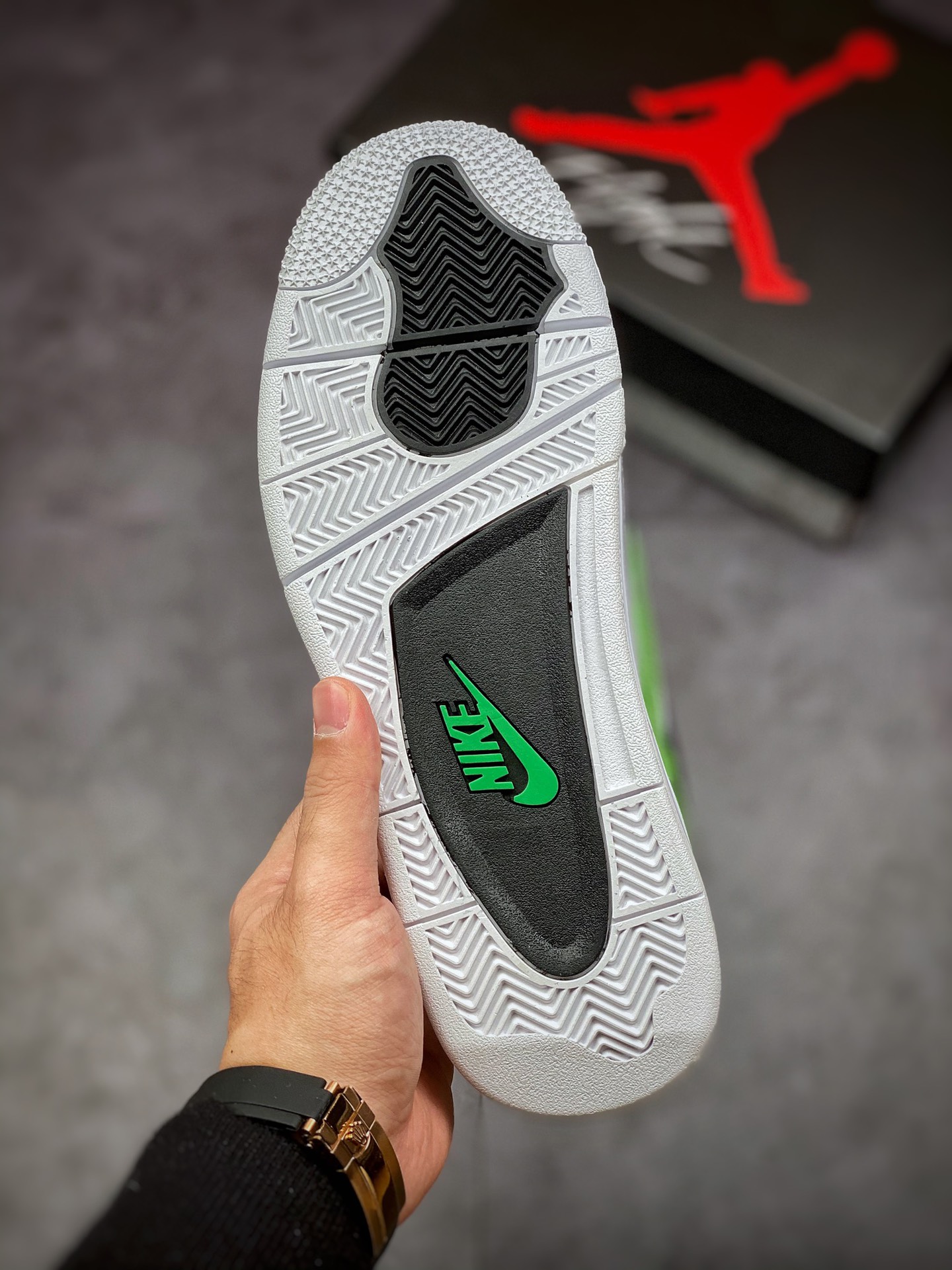 280 Air Force 4 顾名思义就是将 Air Jordan 4 与 Air Force 1 合二为一