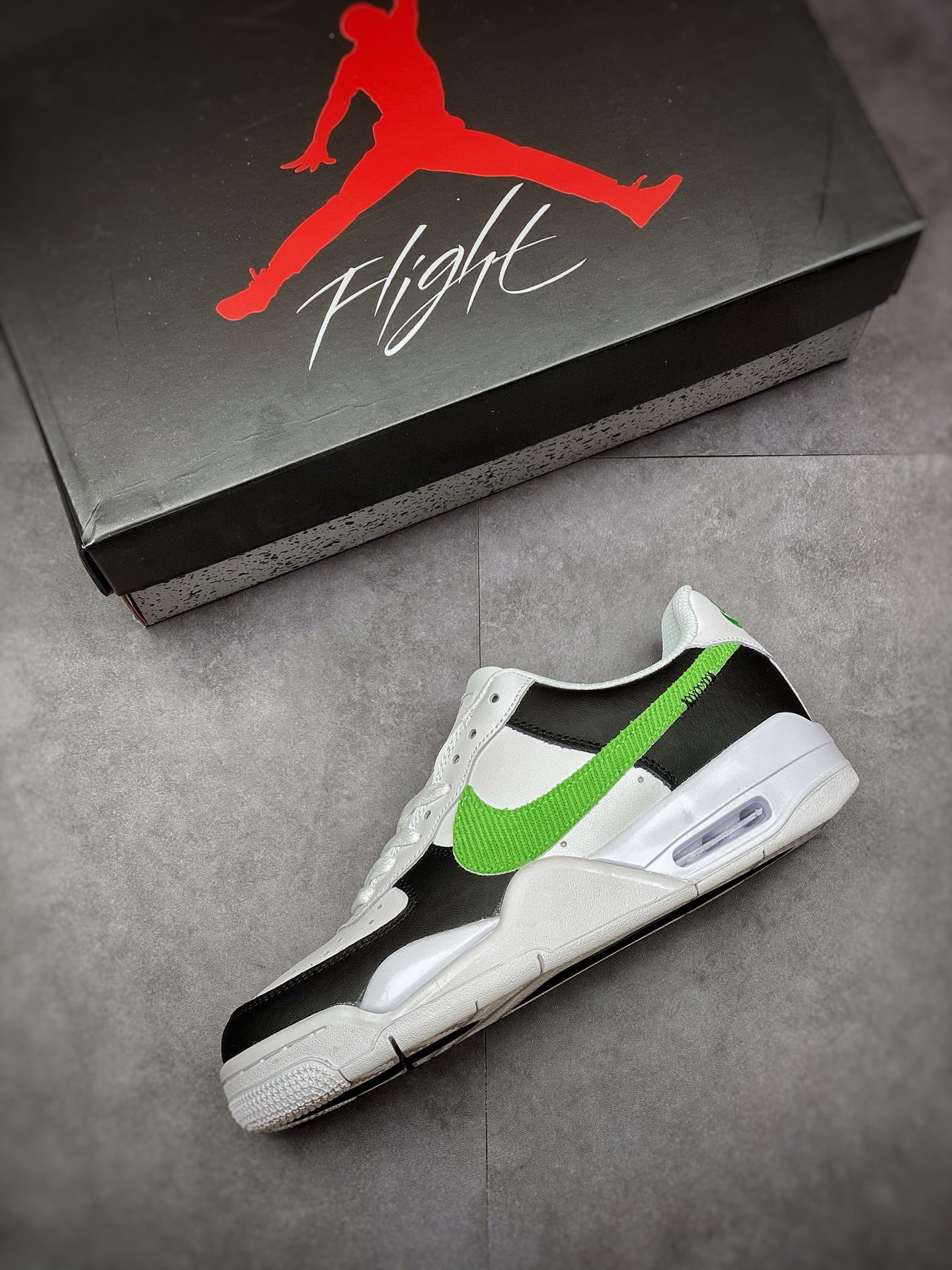 280 Air Force 4 顾名思义就是将 Air Jordan 4 与 Air Force 1 合二为一