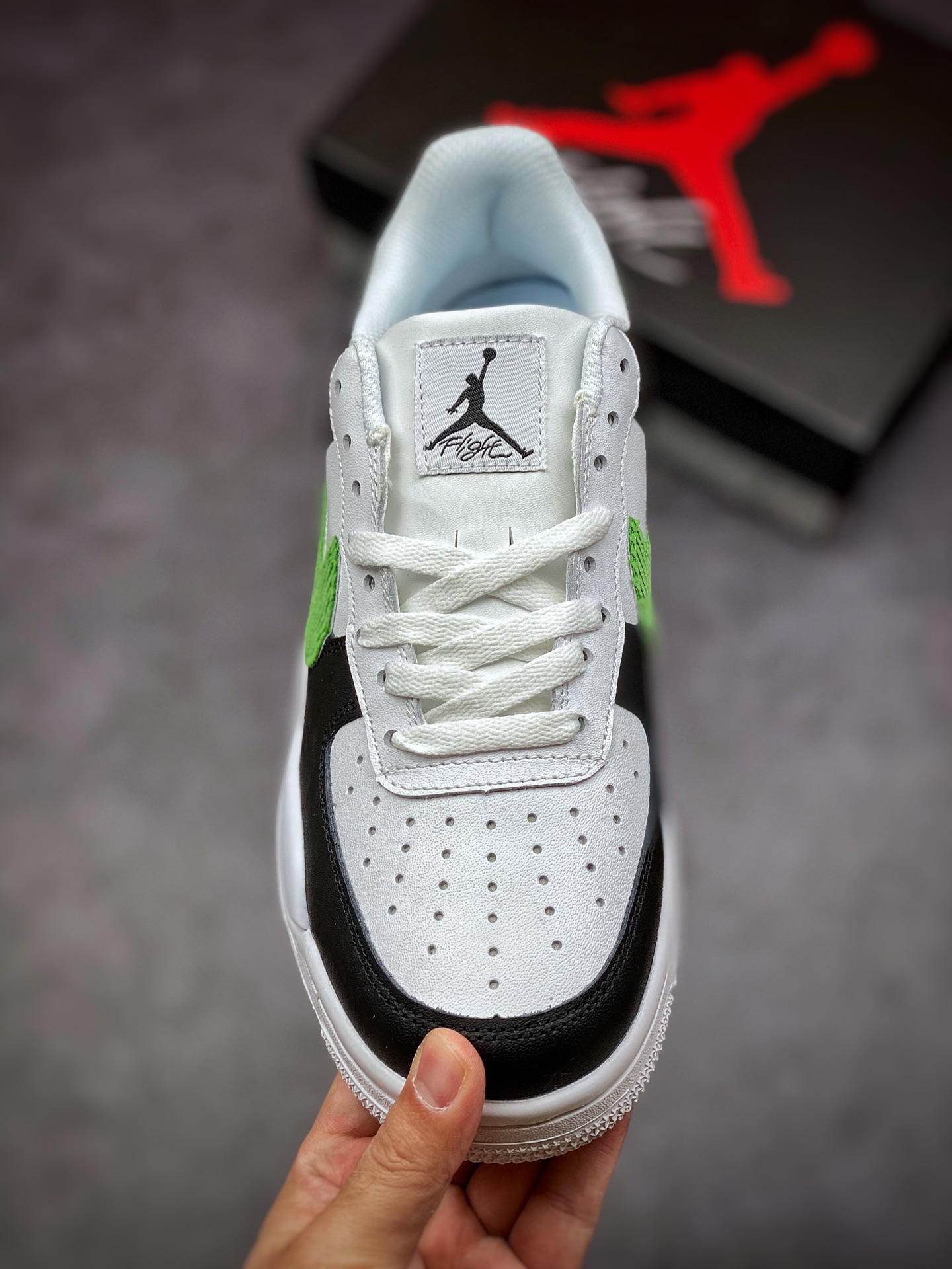 280 Air Force 4 顾名思义就是将 Air Jordan 4 与 Air Force 1 合二为一
