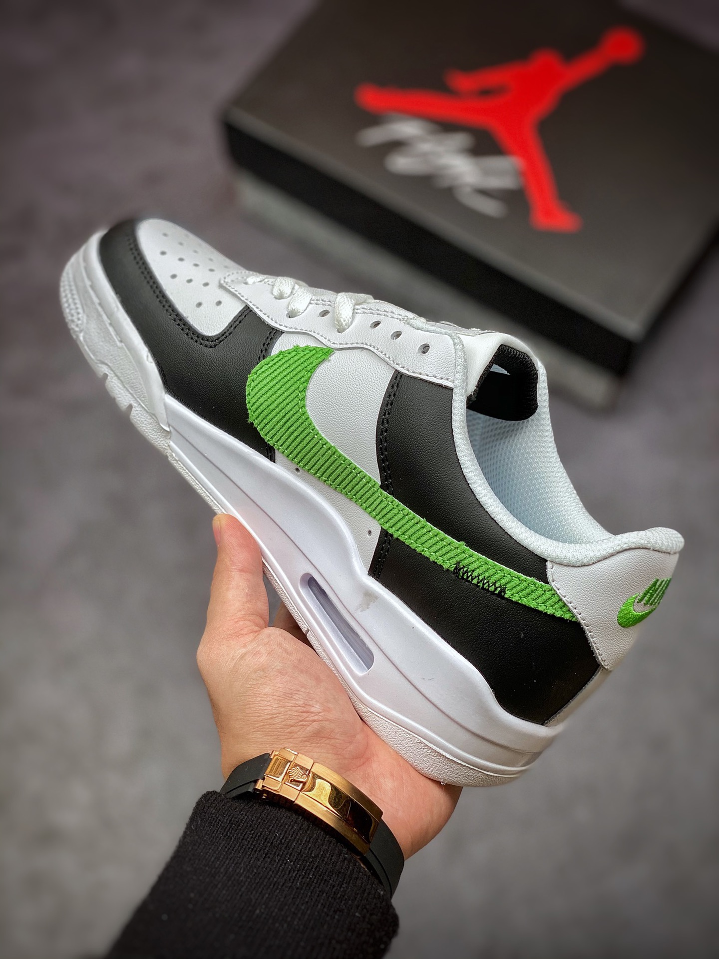 280 Air Force 4 顾名思义就是将 Air Jordan 4 与 Air Force 1 合二为一