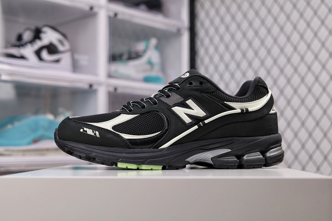 J0 I5 纯原版本 新百伦 NB 2002 三方联名 Randomevent x Unik x New Balance复古休闲跑步鞋夜光鞋面打造 十分亮眼 原楦原纸版数据开发版型采用软质牛培皮革拼接透气网眼织物鞋面T-Beam大底提供足步弓支撑，保持步态稳定后跟搭载外露缓震胶