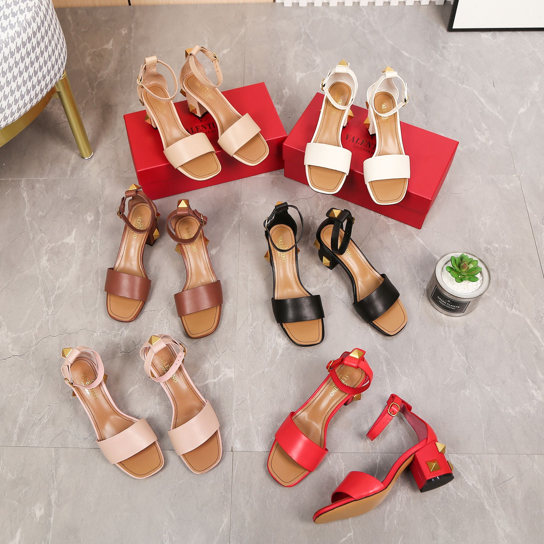 NO:231024,19668-7 Valentino new mid-heel sandals, popular abroad, imported fabric, inner sheepskin, heel height 6cm, black, brown, red, pink, apricot, beige, six colors for selection, size 35-43 Rubber sole, genuine leather sole custom made non-return, sandals, valentino, sandals, cowhide, sheepskin1986090919668一7华伦天奴新款中跟凉鞋,国外己经火爆,面料进口牛皮,内里羊皮,跟高6cm,有黑色,棕色,红色,粉色,杏色,米白 六色供选,35-43码 橡胶底,真皮底订做不退换,凉鞋,valentino,sandals,cowhide,sheepskin,Women's Shoes