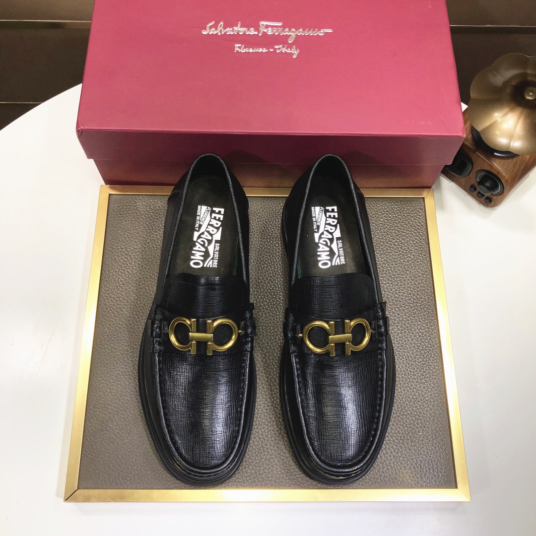 J0 菲拉格慕。 最新真皮商务西装鞋官网同步上市，意大利进口 头层牛皮一比一重金打造，官网1:1橡胶大底。穿着百搭，高档不失档次，彩色搭配气度不凡。此款四季款，穿在脚上魅力四射尽显大牌气质。标准码38—–44