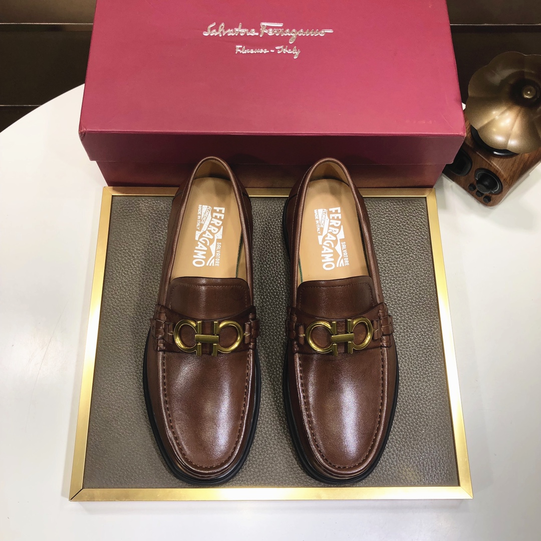 J0 菲拉格慕。 最新真皮商务西装鞋官网同步上市，意大利进口 头层牛皮一比一重金打造，官网1:1橡胶大底。穿着百搭，高档不失档次，彩色搭配气度不凡。此款四季款，穿在脚上魅力四射尽显大牌气质。标准码38—–44