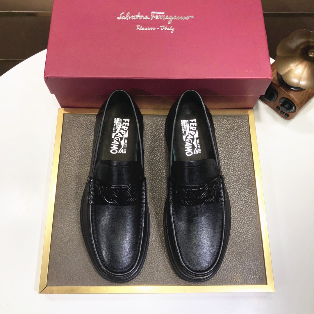 J0 菲拉格慕。 最新真皮商务西装鞋官网同步上市，意大利进口 头层牛皮一比一重金打造，官网1:1橡胶大底。穿着百搭，高档不失档次，彩色搭配气度不凡。此款四季款，穿在脚上魅力四射尽显大牌气质。标准码38—–44