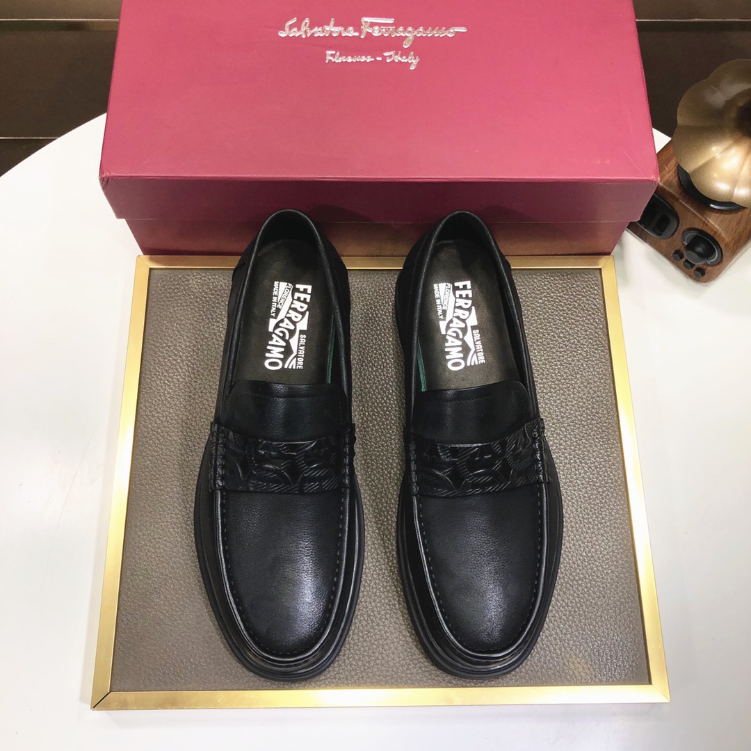 J0 菲拉格慕。 最新真皮商务西装鞋官网同步上市，意大利进口 头层牛皮一比一重金打造，官网1:1橡胶大底。穿着百搭，高档不失档次，彩色搭配气度不凡。此款四季款，穿在脚上魅力四射尽显大牌气质。标准码38—–44