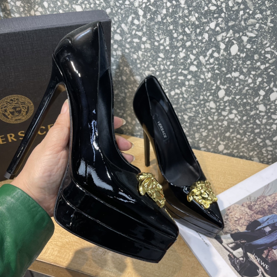 VERSACE范思哲秀场新款美杜莎新