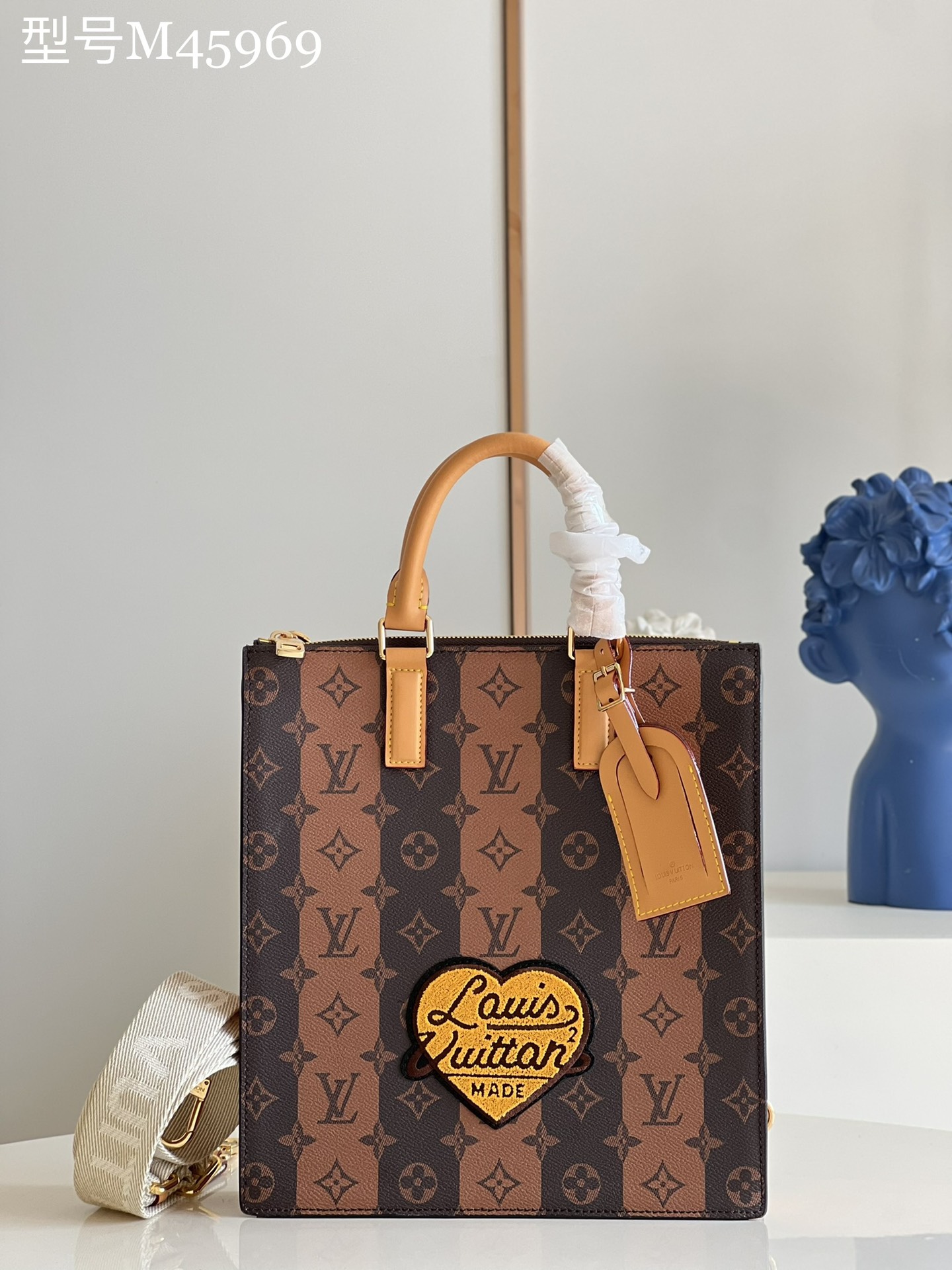 NO:398305,【Exclusive real shot M45969】Virgil Abloh and Japanese designer Nigo jointly launched the Sac Plat postman bag, showing the joint creativity of the NIGO x Louis Vuitton capsule series. Monogram Stripes Brown canvas body with leather trim, heart-shaped patches reveal retro meaning, and have both pragmatism and pattern sharpness. Detailed features 26 x 28.5 x 6 cm (length x height x width) z.730,LV [original leather],louis vuitton,louis vuitton19860909【独家实拍M45969】Virgil Abloh 与日本设计师 Nigo 携手推出 Sac Plat 邮差包,展现 NIGO x 路易威登胶囊系列的联袂创意.Monogram Stripes Brown 帆布包身搭配皮革饰边,心形贴饰流露复古意味,兼具实用主义与型格锋芒.详细特征26 x 28.5 x 6 厘米 (长度 x 高 x 宽) z.730,LV【原厂皮】,louis vuitton,louis vuitton,Bag