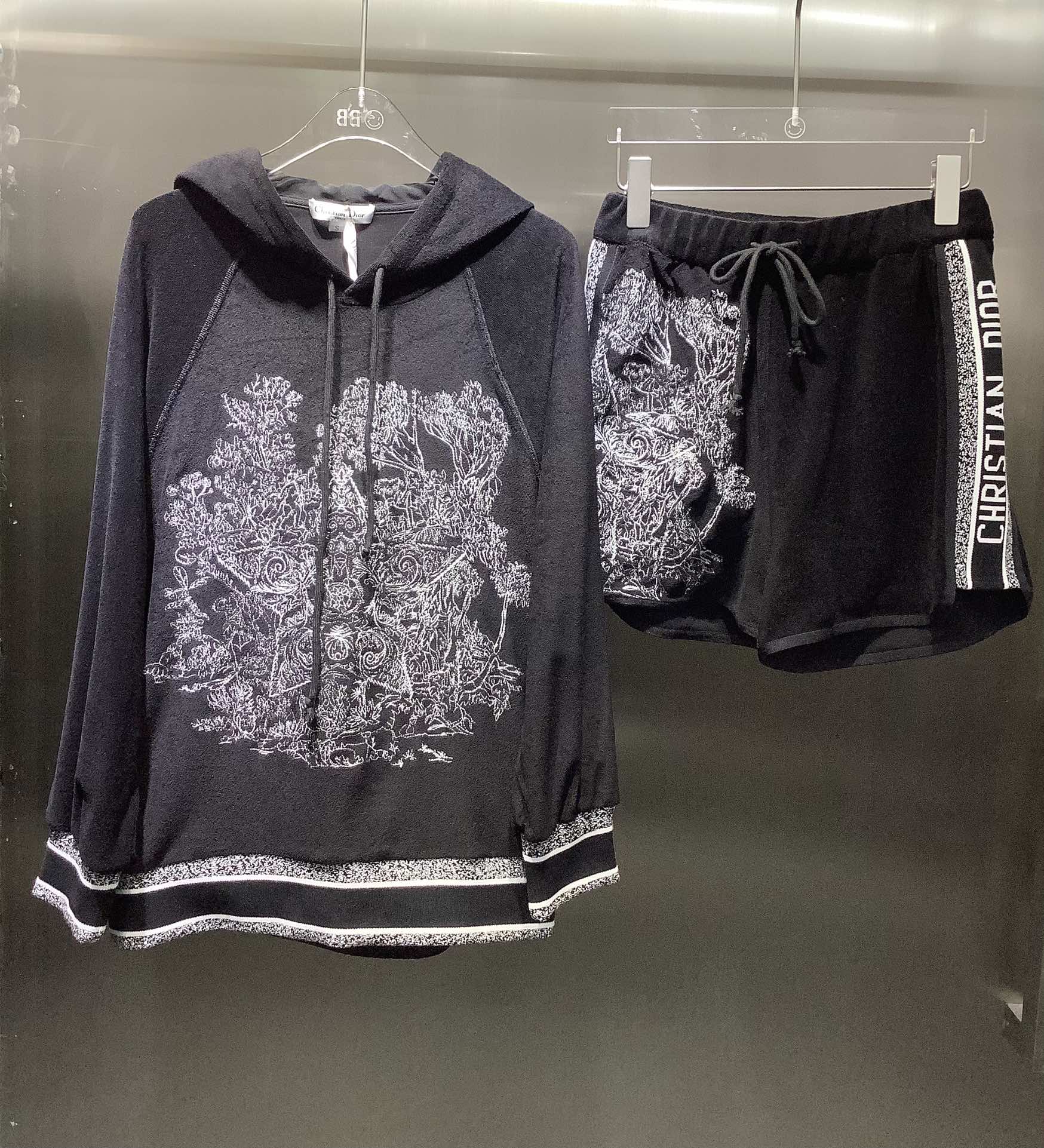 NO:696917,Dior/Dior 22 early spring series Chez Moi series embroidered towel cotton suit. The quality of imported pure cotton towel yarn is excellent. Original custom-made heavy craft positioning embroidery. The embroidery technology of stars and Rui is super beautiful. It is matched with the original color matching rib to make it casual, handsome and fashionable. White and rich beauty must buy luxury high-end items. Classic hooded sweatshirt with shorts, versatile version, elegant temperament and age-reducing girl style. Two colors and three sizes  SML,,dior,dior,hoodie,sweatshirts,shorts,hats,19860909Dior/迪奥 22早春系列 Chez Moi 系列刺绣毛巾棉套装 进口纯棉毛巾圈纱质量超赞 原版定制重工艺定位刺绣 融合星星和茹伊刺绣工艺超美 搭配原版配色罗纹休闲帅气又时髦 白富美必入 奢华高级单品 经典连帽卫衣搭配小短裤百搭版型气质优雅减龄少女风 两色三码 SML,,dior,dior,hoodie,sweatshirts,shorts,hats,,Women's clothing