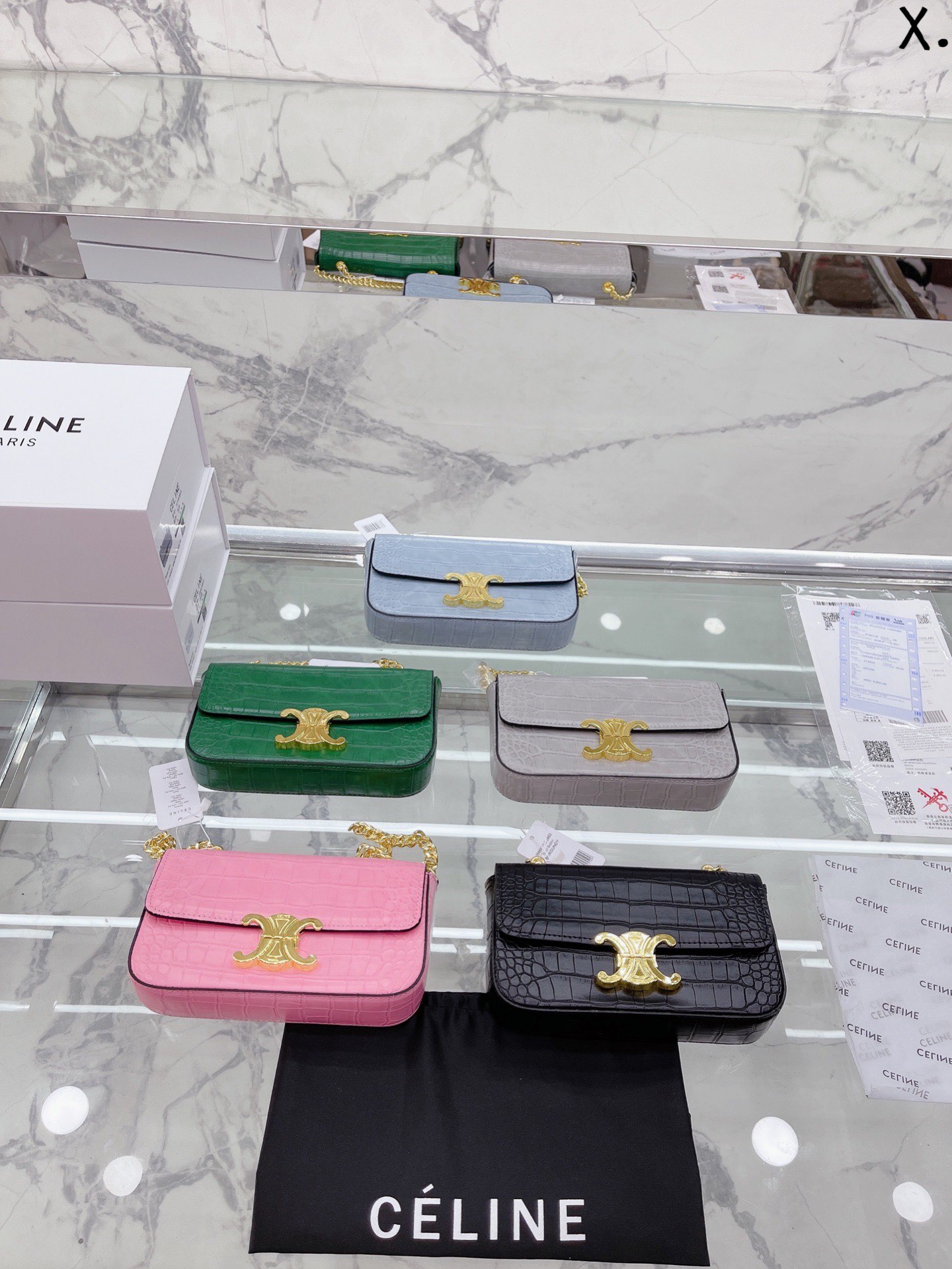 Celine 赛琳 腋下包-小包届的yyds !! 这款凯旋门黑金腋下包 我初次看到的时候就觉得太美了 果然上身别提有大气，复古百搭又轻便 相对于短款腋下包而言，复古做旧金链条 让整只包时髦度又U20 13cm 配折叠礼盒