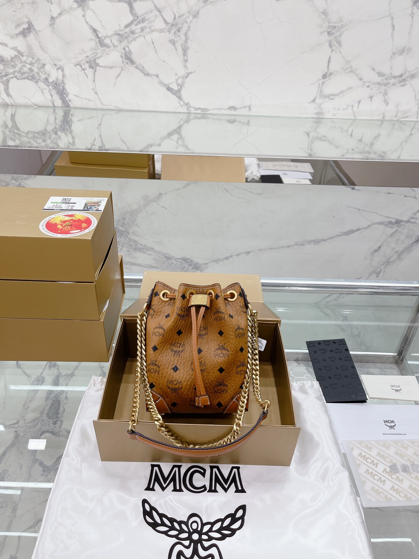 原单品质 ｜免税店包装 折叠礼盒 Mcm 原单升级款 水桶包 MCM ｜水桶包｜2020 MCM原高单品质最款新还可以斜挎哦，超洋气一的款。2020限量 夏必天备 小包包 大容量，喜欢的自留款尺寸 2120cm