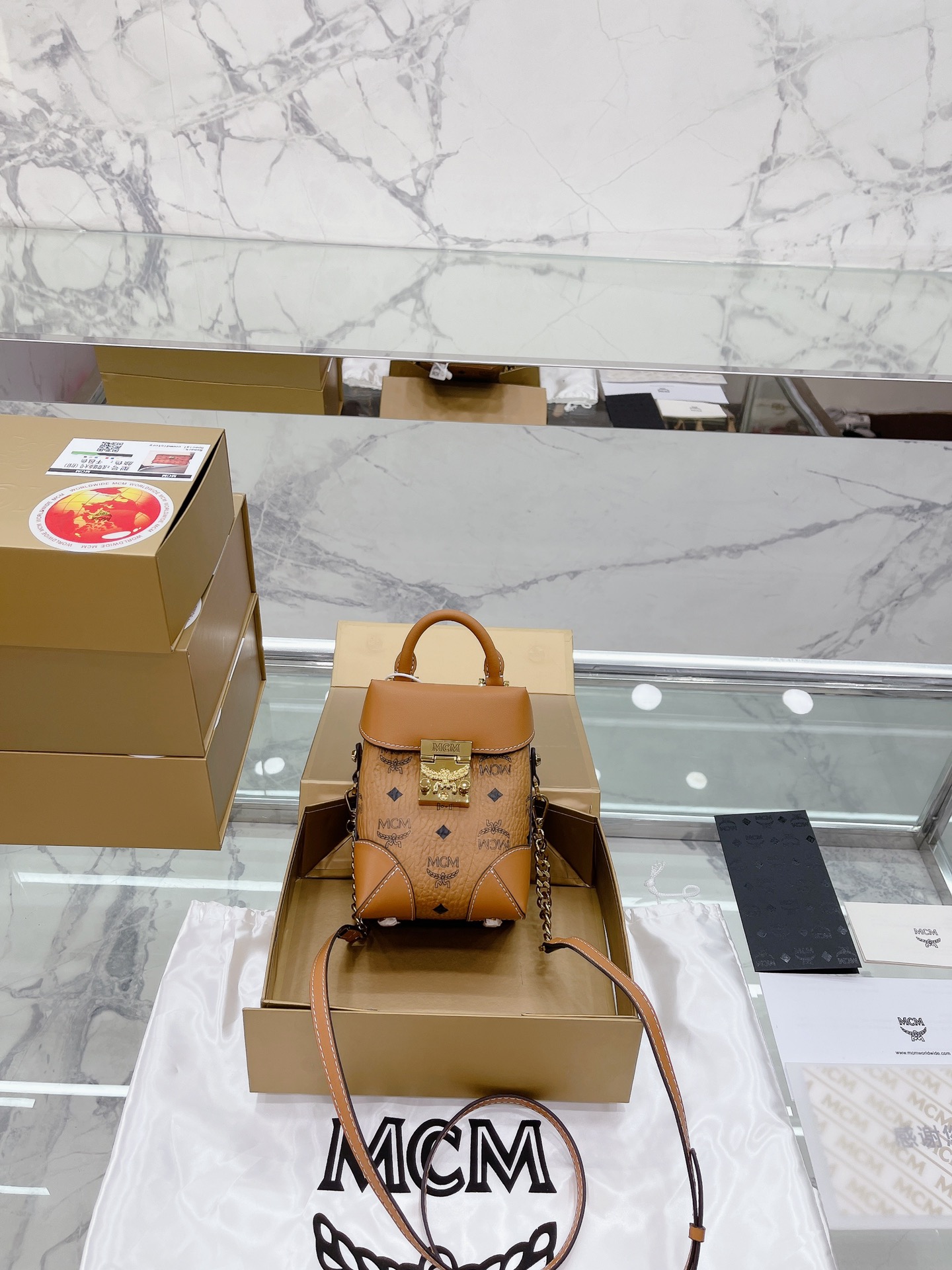 升级版mcm薯条包 俏皮可爱 复设古计 MCM牛印皮花拼接BERLIN长方盒子包 单肩手提 可以挎斜试用哦~ 大小：14*17CM材质:原单老鼠货哦包装