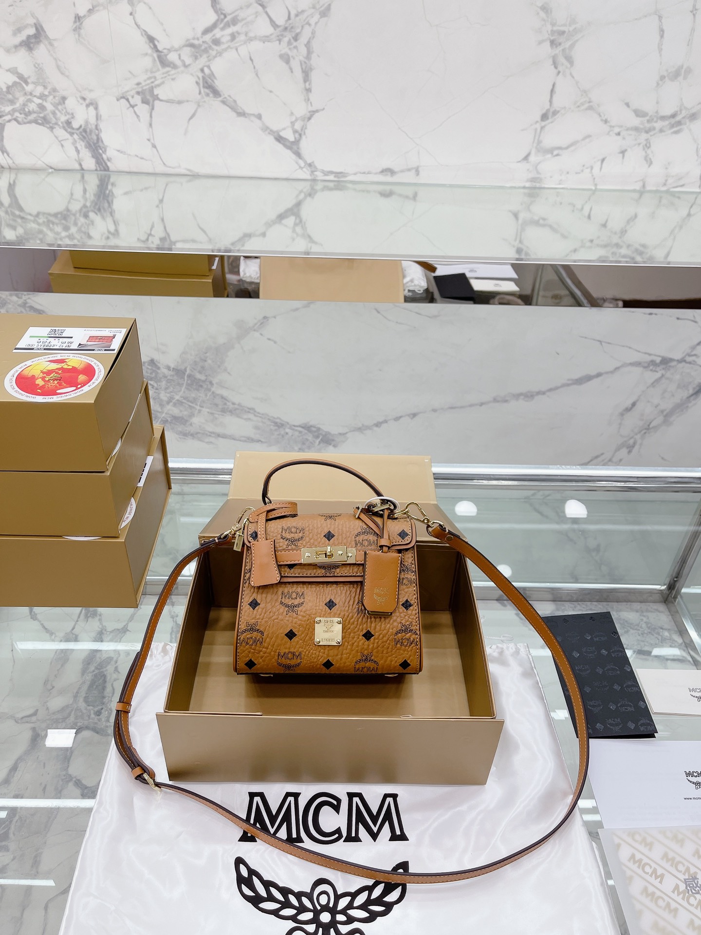 原单品质  “牛皮版本 折叠礼盒包装” Mcm凯莉单肩斜挎手提包 百搭王 包包看起来小小的 但实际空间很大 平时出去玩 日常的气垫 口红 钱包 钥匙纸巾耳机 统统都没有问题越背越爱吖 这个颜色也刚刚好，搭配什么都很Nice 真的太太太喜欢了哈～ 而且性价比什么都很高哦 春夏秋冬都好搭配 好看 推荐 尺寸18 15cm