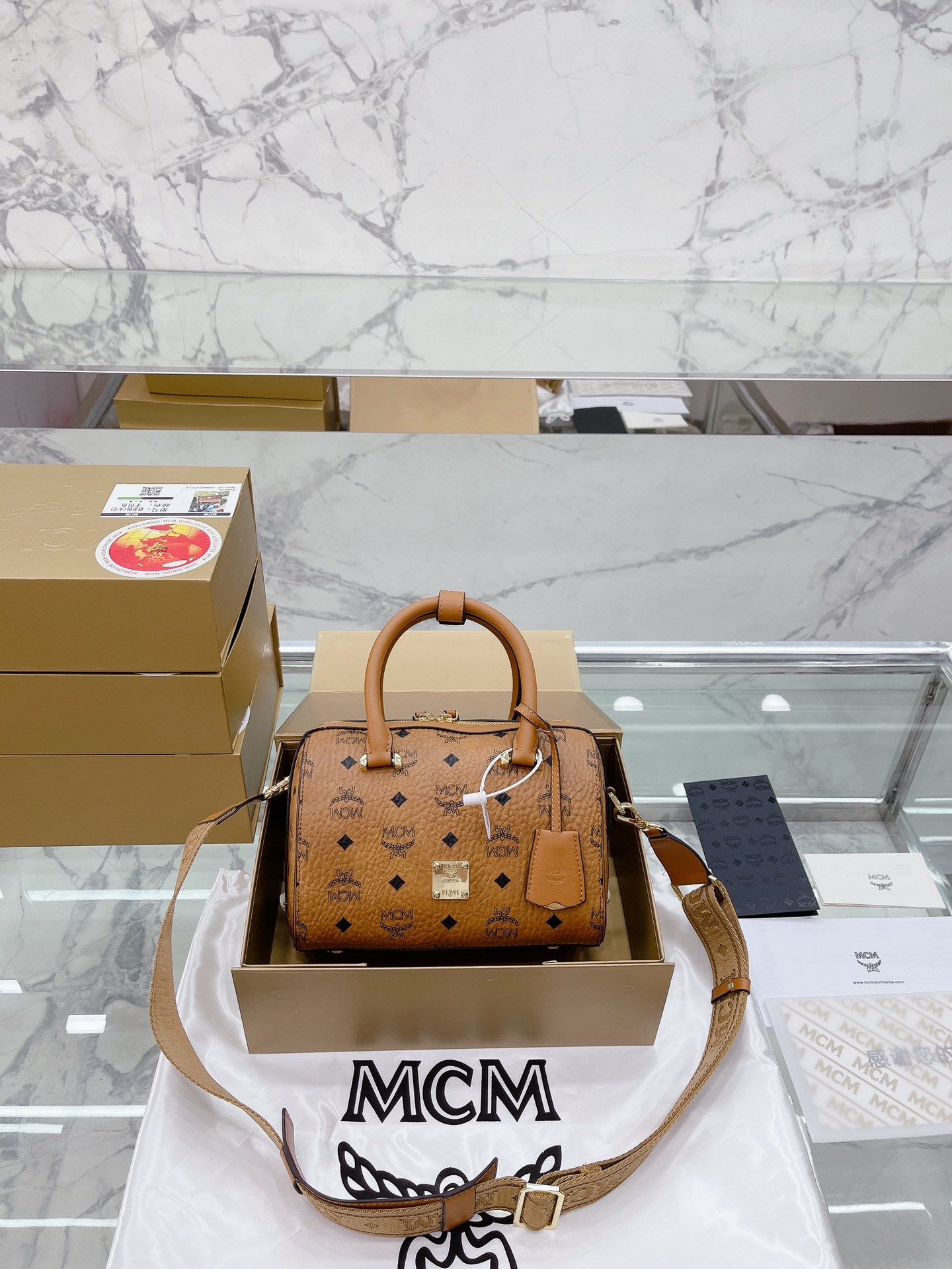 升级版 复刻版 全套礼盒包装 海外订单 MCM 枕头包 可爱到爆炸 青岛原厂，可单肩，斜挎，手提，大小非常合适，搭配头层牛皮，金属Logo牌挂件，全方位对花，配上精致厚重的五金及日本玉米芽ykk拉链，原版内里，配礼盒 尺寸 23 15cm