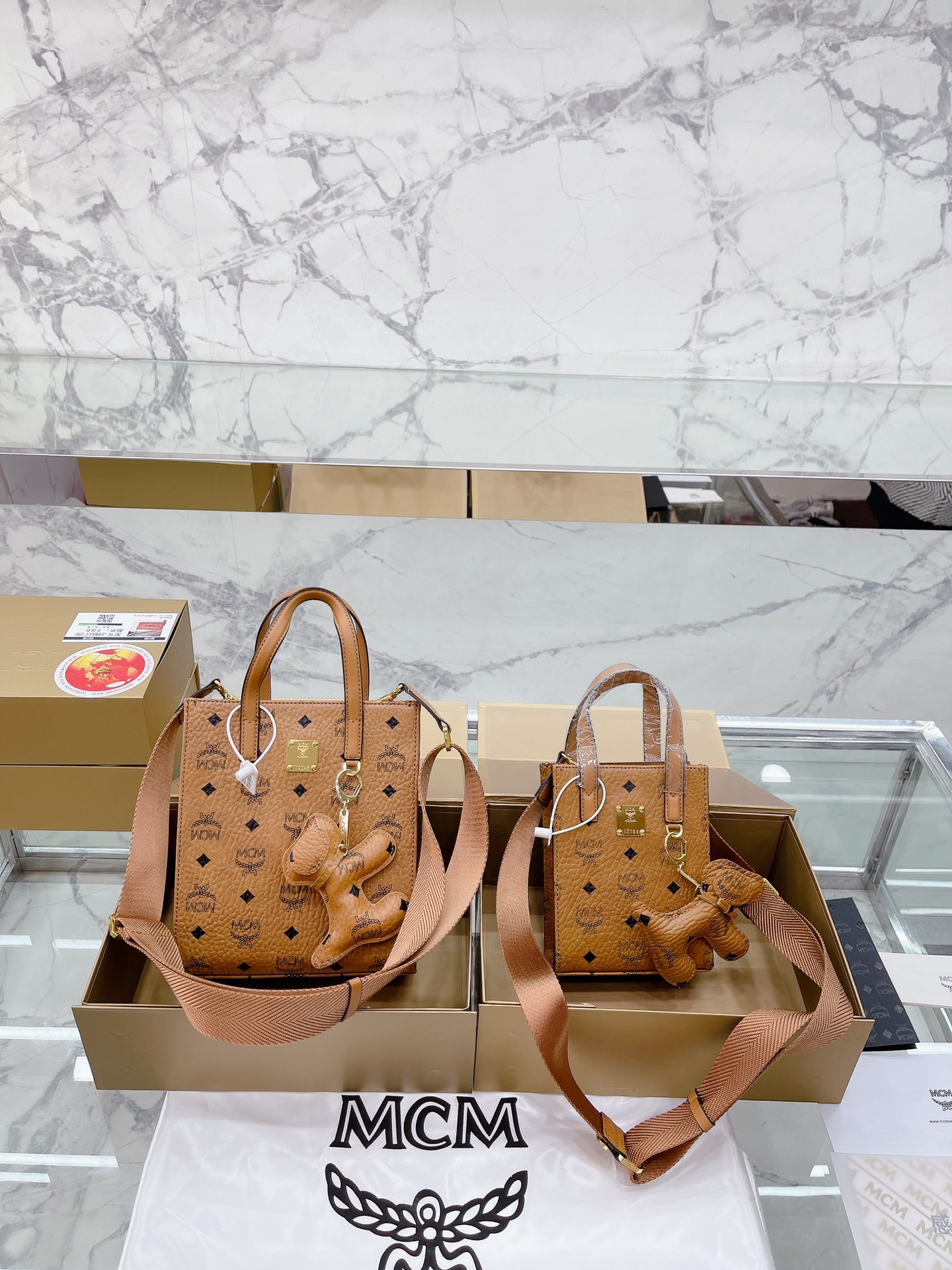 牛皮Mcm 原单升级款 琴谱包 MCM ｜琴谱包｜2022 mcm包包mini号 琴谱包真的是太热了，颜值超高，不经好看还很能装，小巧又实用，性价比高。姐妹们，赶紧动起来吧! 14*19 MCM原高单品质最款新还可以斜挎哦，超洋气一的款。2021限量 小包包 大容量，喜欢的自留款尺寸 大号20 22cm 小号15 18cm