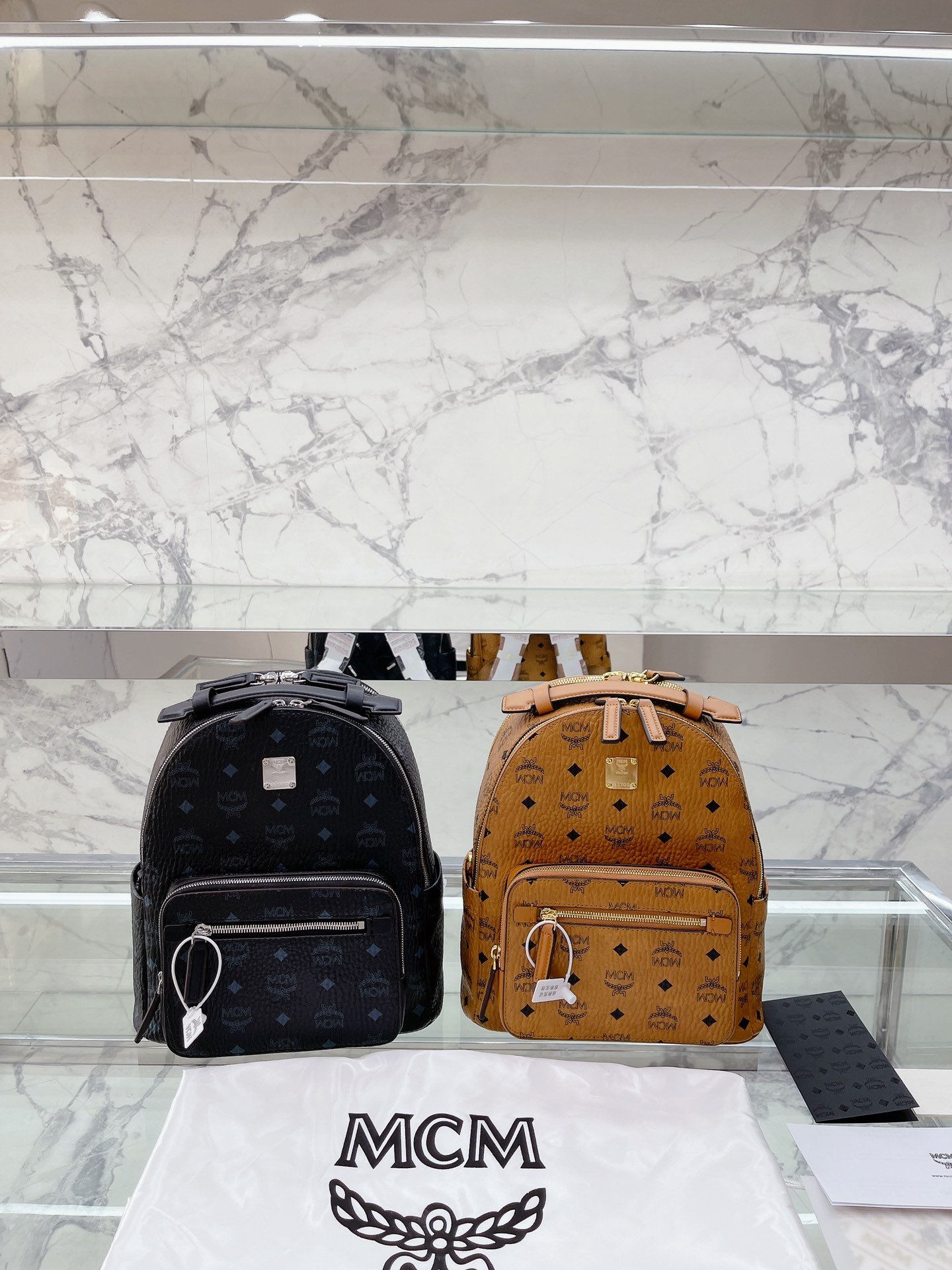 原单牛皮｜原版茶金 折叠礼盒包装 海外订单 MCM visetos双肩包 可爱到爆炸 青岛原厂，可单肩，斜挎，手提，大小非常合适，搭配头层牛皮 全方位对花，配上精致厚重的五金及日本玉米芽ykk拉链，原版内里，配礼盒 尺寸：27 32cm