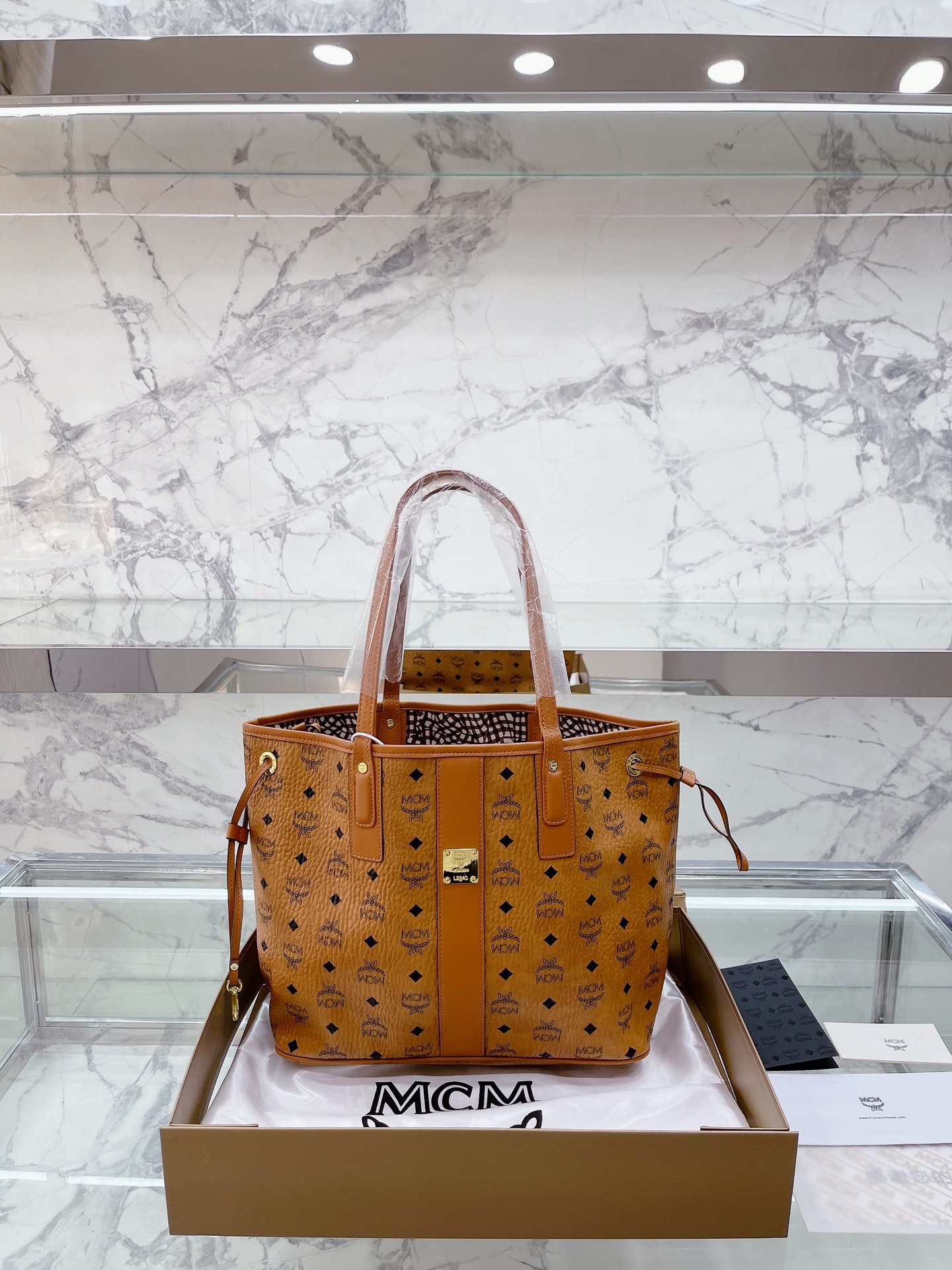 原单牛皮 复刻 升级款 全套礼盒包装 双面原版品质对比。Mcm购物袋两件套高端货包中包。小包可以单被 内容超大 物超所值。超千皮系列妈咪购物袋 原单货 高品质 特别实用的一款原版五金logo 尺寸： 34 28cm