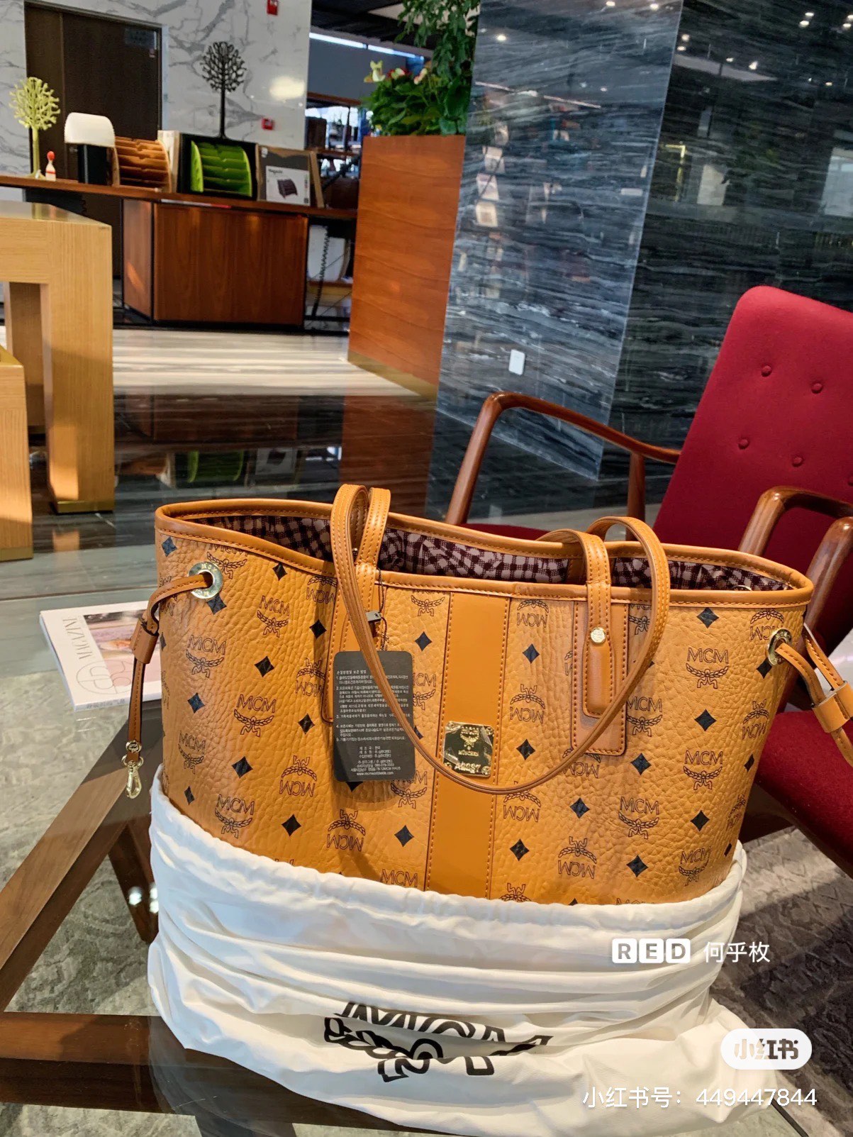 MCM 无拉链子母包贼好看不管任何风格都可以驾 驭主要包包可以两用，包包容量还特别大，手包也可 以DIY做成链条包包， 一个包相当于三个包包的用途， mem子母包太好背了 无敌能装的m家购物袋 购物袋包包太能装了 闭眼入 大包还赠一个小包 划算哭