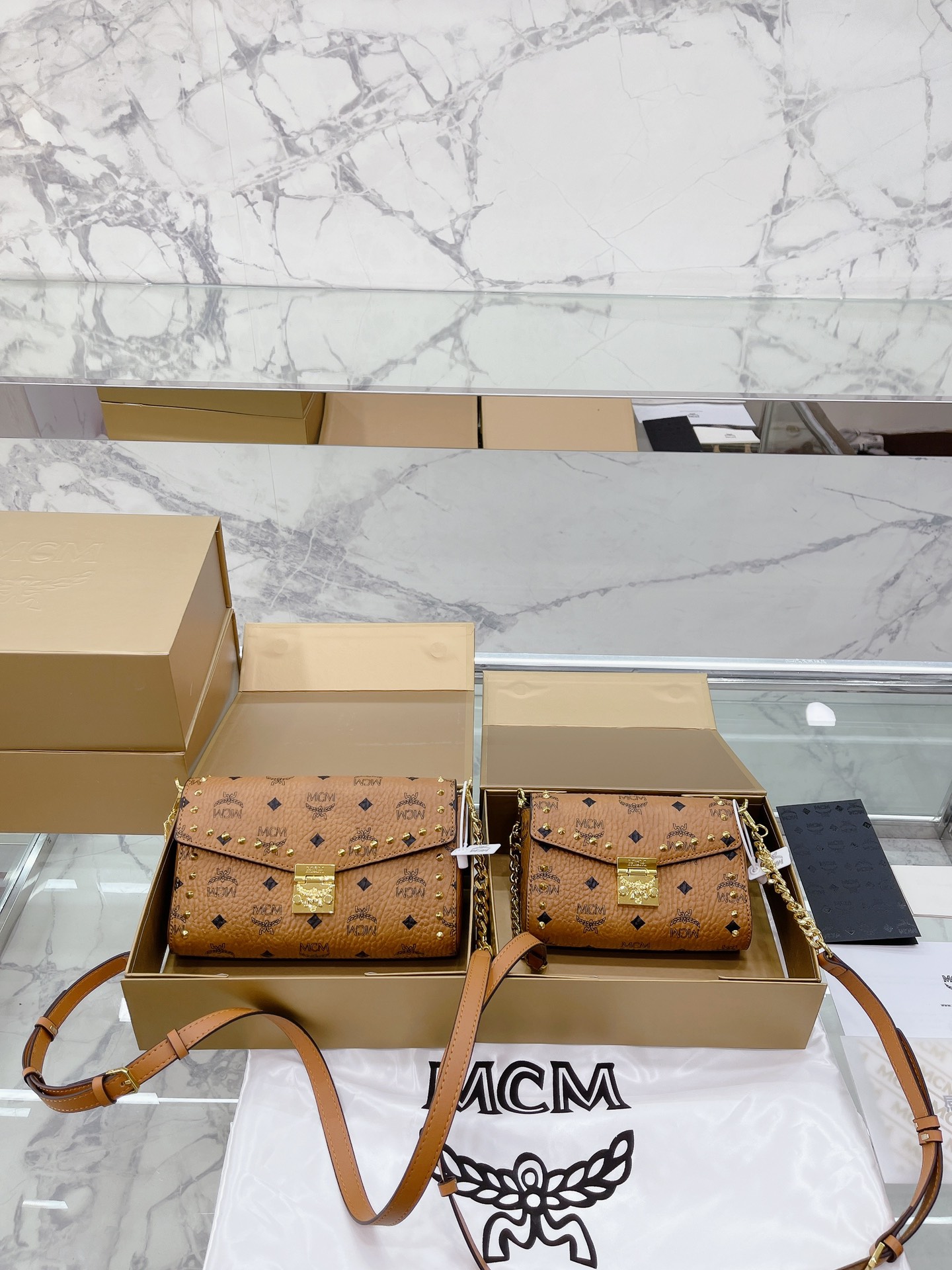 铆钉 ｜免税店包装 礼盒 Mcm 原单茶金 链条信封包 单肩包 ，折叠翻盖钱包，采用涂层帆布制成，风琴式隔层，内部零钱袋 ，现金夹层及多个卡槽，外面镶有月桂锁扣。搭配可拆卸式链条，可以手拿，也可以肩挎尺寸: 大号23 14cm 小号18 12cm