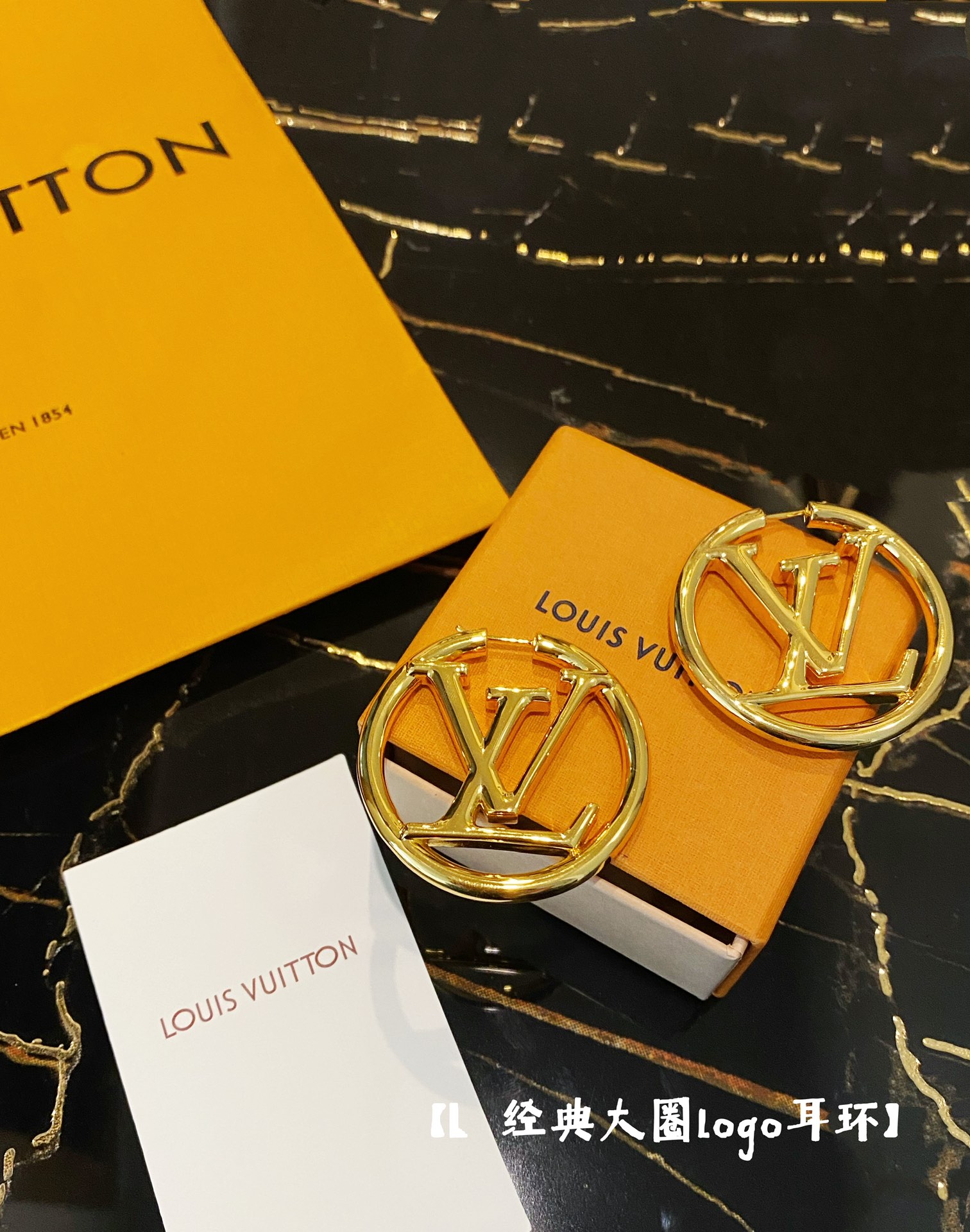 NO:720637,[L^Classic large hoop logo earrings] 88180 ·Super classic shape, L lovers will close their eyes and enjoy it ·Simple shape full of craftsmanship, the curved surface and corners are all hand-polished ·Original invisible buckle, easy to wear  A piece that cannot be ignored, it is really eye-catching. Classic logo metal large hoop earrings, very European style, simple, fashionable and elegant, versatile, trend changes, exquisite and charming, a must-have for Sajie’s fashionistas, earrings, Cardia high-end jewelry19860909【L^经典大圈logo耳环】88180 ·超经典的造型,L控们闭眼入 ·简单的造型满满的工艺含量,曲面折角处通体全部手工打磨 ·原版隐形搭扣,佩戴方便 一款不可忽略的单品,真的太亮眼了经典logo金属大圈耳环,很欧式风,简单时尚又气质,百搭程度,潮流变迁,精致迷人,飒姐时髦精必入,,earrings,卡迪亚高端饰品,Jewelry