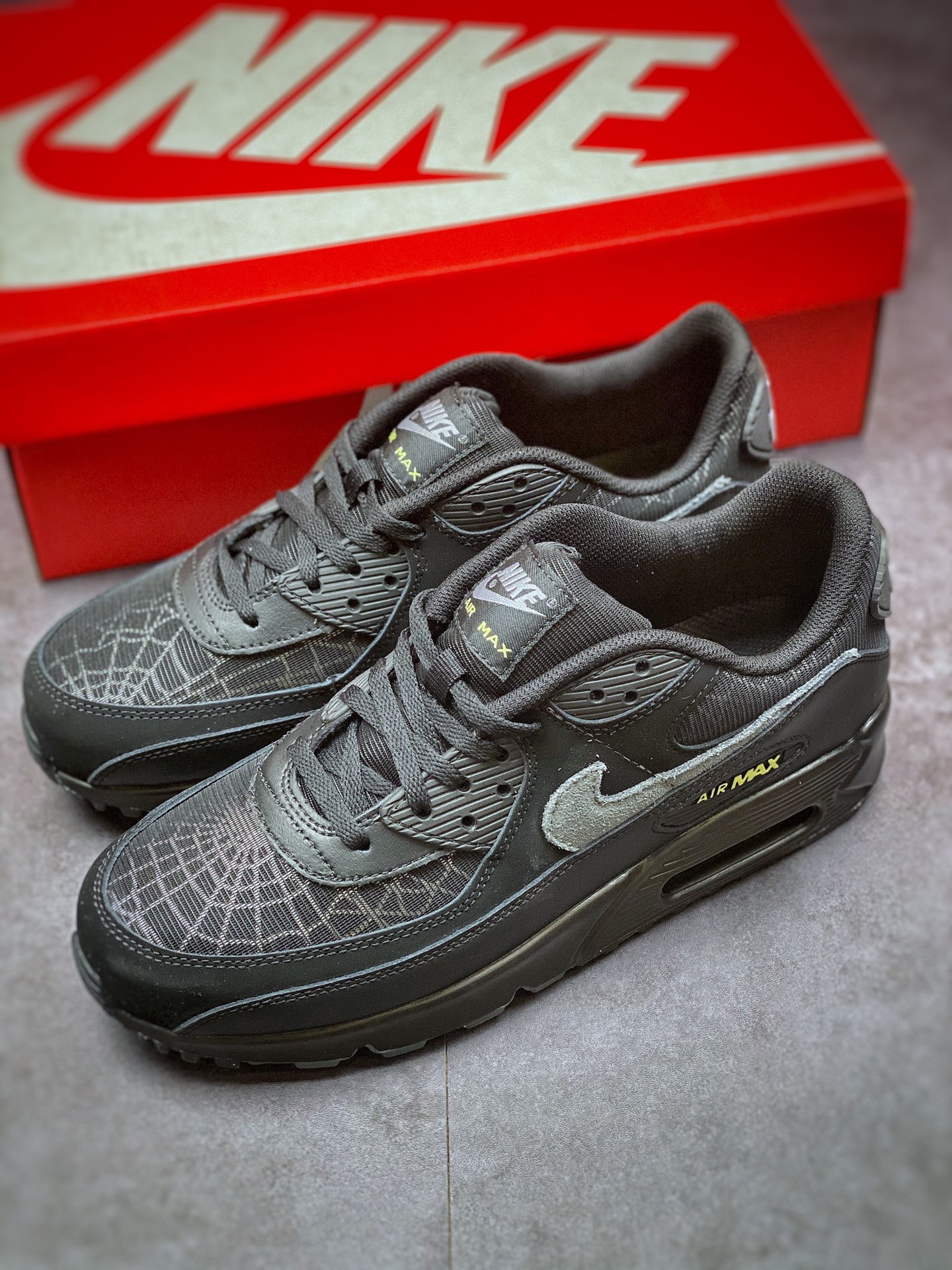 200 Air Max 90 “Spider Web”黑绿 万圣节 采用一席酷黑覆盖 Air Max 90 鞋型DC3892-001