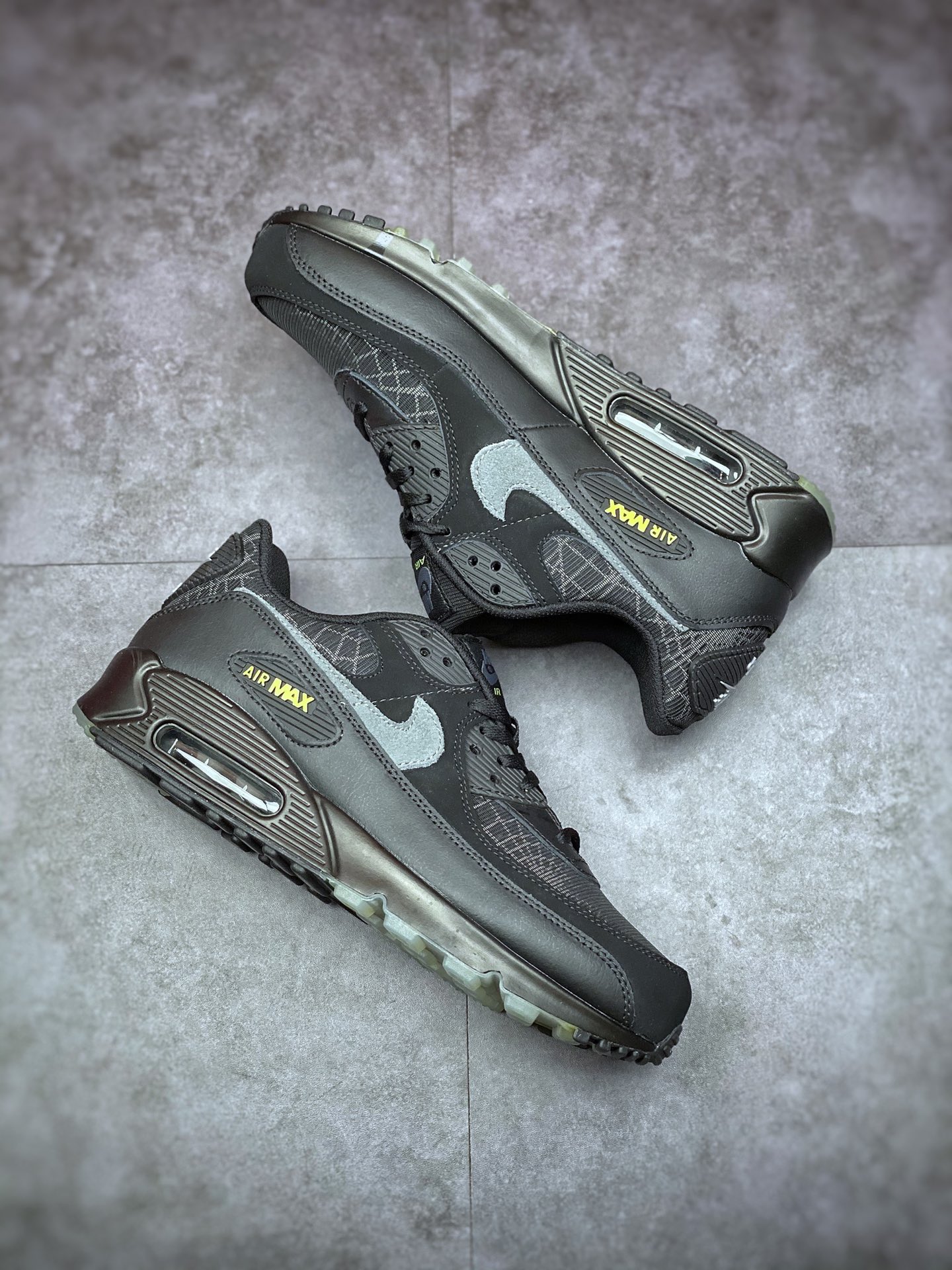 200 Air Max 90 “Spider Web”黑绿 万圣节 采用一席酷黑覆盖 Air Max 90 鞋型DC3892-001