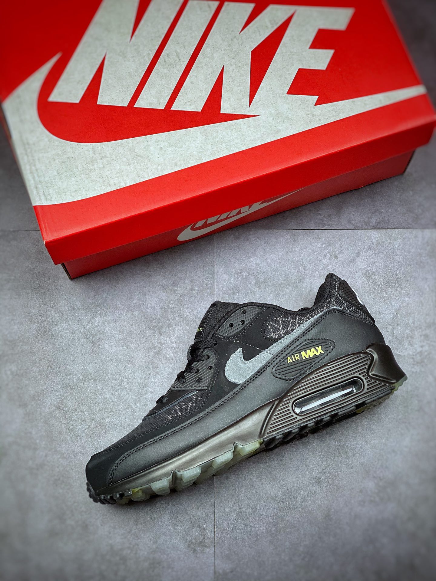 200 Air Max 90 “Spider Web”黑绿 万圣节 采用一席酷黑覆盖 Air Max 90 鞋型DC3892-001