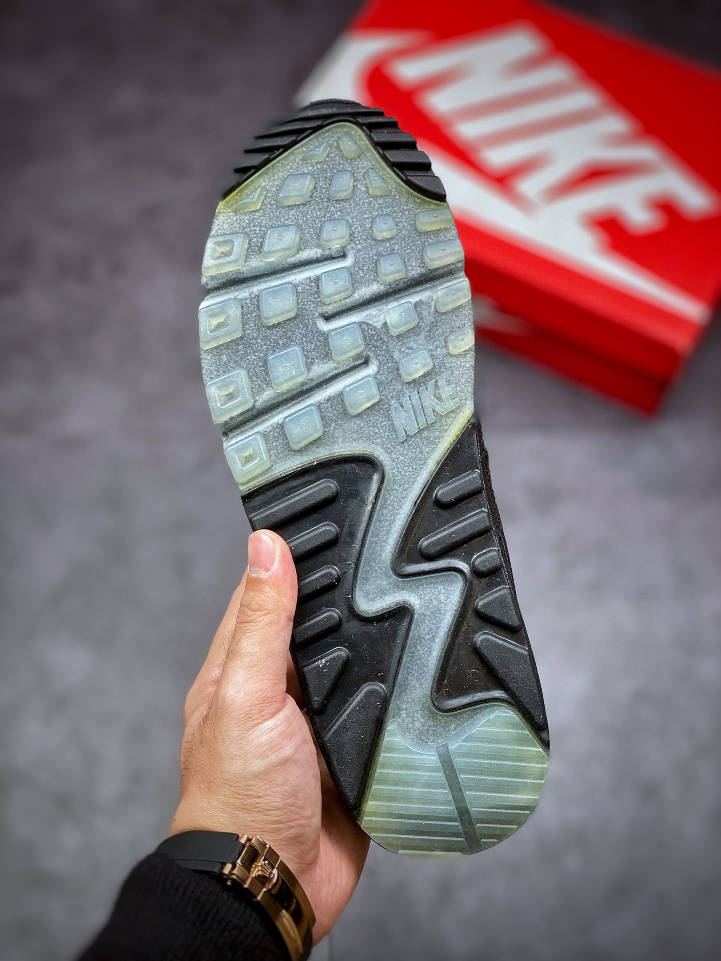 200 Air Max 90 “Spider Web”黑绿 万圣节 采用一席酷黑覆盖 Air Max 90 鞋型DC3892-001