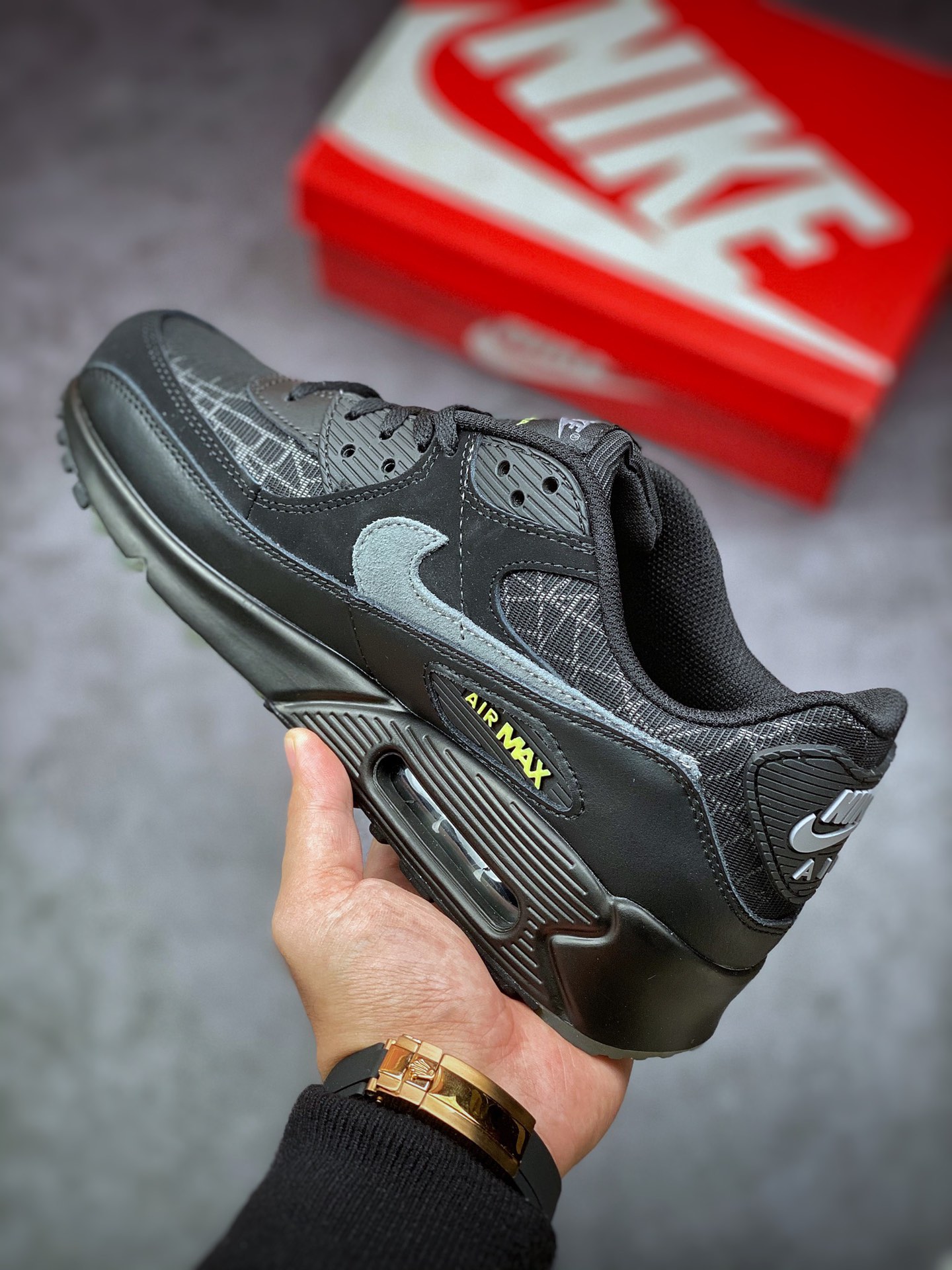 200 Air Max 90 “Spider Web”黑绿 万圣节 采用一席酷黑覆盖 Air Max 90 鞋型DC3892-001