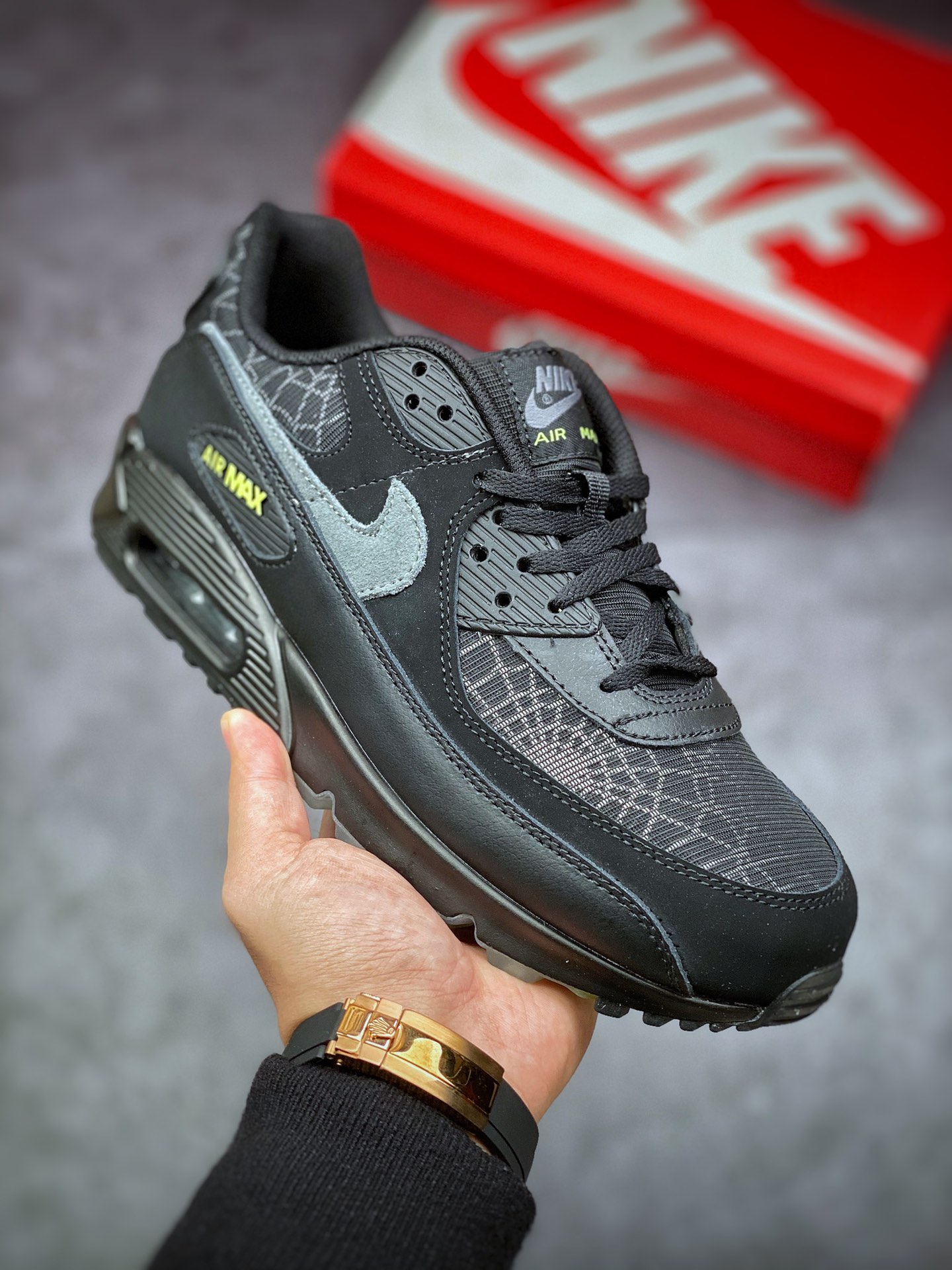 200 Air Max 90 “Spider Web”黑绿 万圣节 采用一席酷黑覆盖 Air Max 90 鞋型DC3892-001