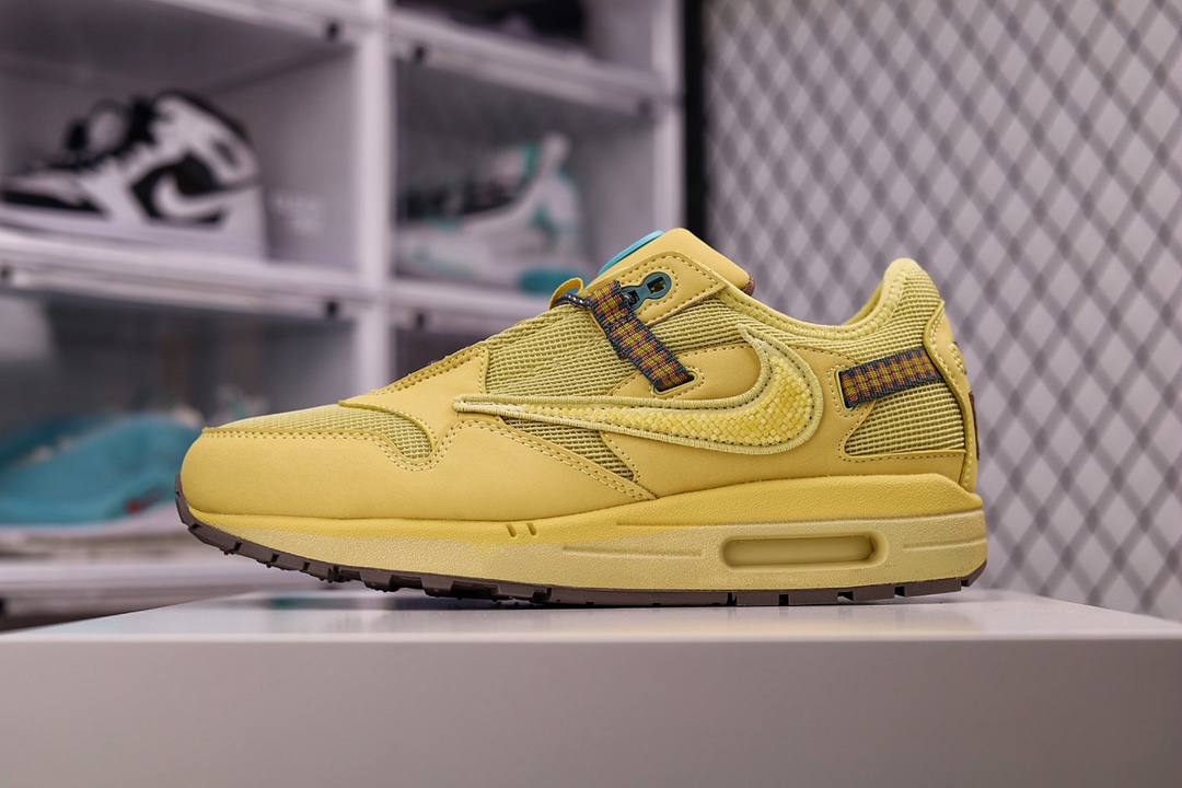 I0  大厂批次 Air Max1「倒钩」即将来袭。近日，TravisScottxNike Air Max1「倒钩」发售日期终于确定了!!将于12月发售来袭。两个鞋款除了配色不同，设计基本相同，第一款配色采用了大地色+氧化黄拼接而成，第一款鞋面采用翻毛皮搭配尼龙网布、皮及编织绑带，中底不透明设计AirMax开窗气垫，突显突显个性，鞋后跟的Nike与CACTUS JACK标签~另一款则鞋身是以浅黄色为主，有点像”尿渍”鞋面以网眼材质打造，搭配不规则皮革材质覆盖，相对来说第一款的配色更受各位玩家的喜爱~