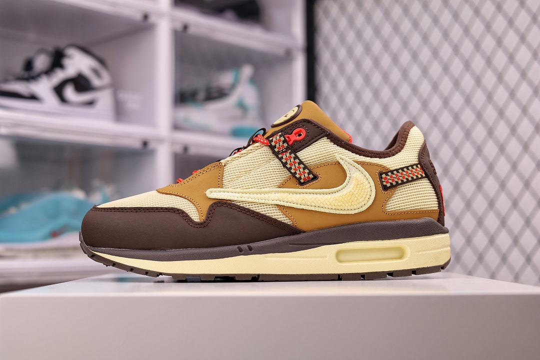 I0  大厂批次 Air Max1「倒钩」即将来袭。近日，TravisScottxNike Air Max1「倒钩」发售日期终于确定了!!将于12月发售来袭。两个鞋款除了配色不同，设计基本相同，第一款配色采用了大地色+氧化黄拼接而成，第一款鞋面采用翻毛皮搭配尼龙网布、皮及编织绑带，中底不透明设计AirMax开窗气垫，突显突显个性，鞋后跟的Nike与CACTUS JACK标签~另一款则鞋身是以浅黄色为主，有点像”尿渍”鞋面以网眼材质打造，搭配不规则皮革材质覆盖，相对来说第一款的配色更受各位玩家的喜爱~