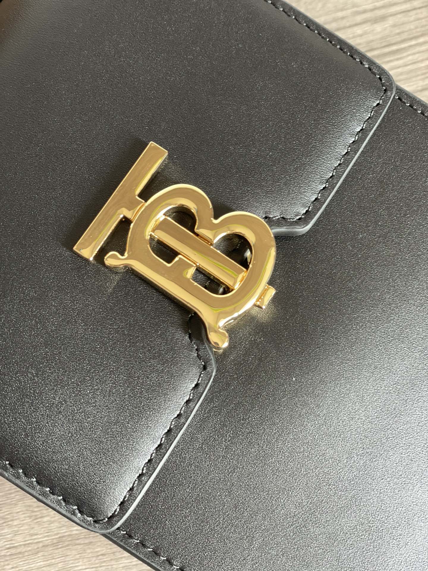 [Burberry Wallets]Small and upright Robin Robin bag Made from brand environmen