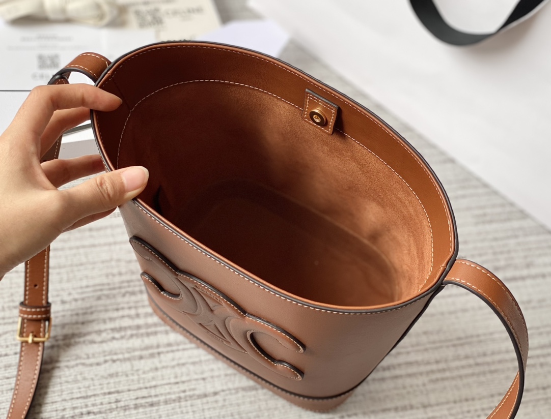 CELINE赛琳凯旋门立体大logo CUIR TRIOMPHE水桶包198243