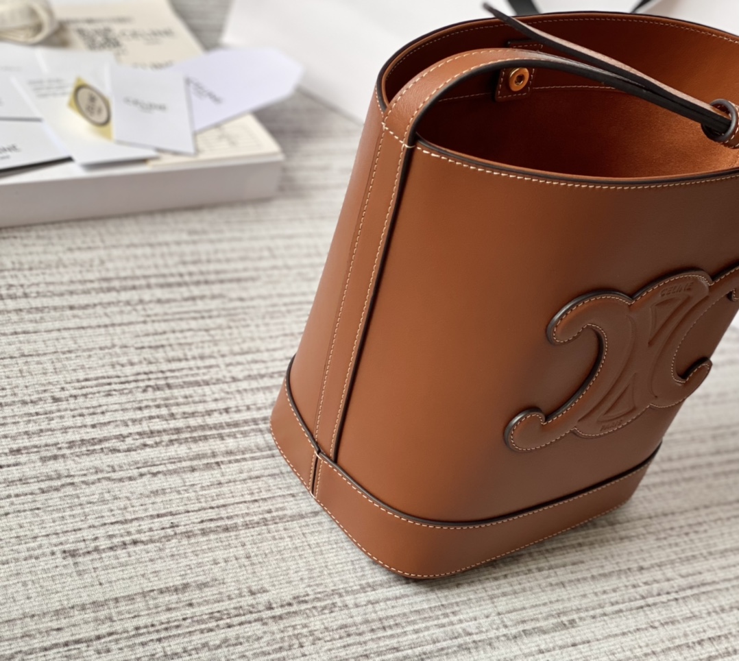 CELINE赛琳凯旋门立体大logo CUIR TRIOMPHE水桶包198243