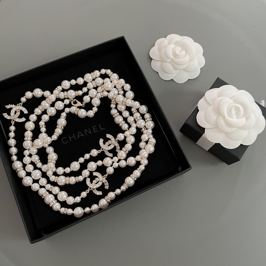 NO:714450,88550 [Fragrant wrinkled pearl long chain] Z 17000+, so beautiful, so beautiful, a must-have pearl long chain, the upper ear is not only beautiful, but also beautiful!  Apart from being extremely expensive, there is nothing wrong with it!  The whole chain is made of pearls and crystals of different specifications from the same Swarovski, and the beads are threaded purely by hand. Look at the entire Swarovski gold rim, one gold rim costs several pieces, and a long chain of gold rims uses nearly two hundred Swarovski gold rims!  Furthermore, we emphasize that we unanimously use 16, 20, and 24 Swarovski crystals for the Z gold wheels!  There are 57 Swarovski pearls in 6mm, 64 in 8mm, and 44 in 10mm!  There are 30 Swarovski crystals on the pleated double C, a huge, heavy and time-consuming process!  You can feel the degree of heavy engineering through the screen. It is highly recommended that everyone should buy one!  ,,Cardia high-end jewelry1986090988550【香褶皱珍珠长链】Z 17000+,太美太美了,一定要入的珍珠长链,上耳除了美,还是美！Z除了巨贵,没别的毛病！一整条全部采用Z一致施华洛不同规格的珍珠+水晶,纯手工穿珠,再看看整条施华洛特定金轮圈,一颗金轮圈就要好几块,一条长链用金轮圈就足足用了近两百的施华洛金轮圈！再者特别强调,我们一致Z金轮圈施华洛水晶分别用钻16 20颗,24 25颗！施华洛珍珠6mm 57颗,8mm 64颗,10mm 44颗！褶皱双C上边30颗施华洛水晶,巨巨巨重工且费时的工艺！重工程度隔着屏幕你都能感受,强烈推荐人手必入一条！,,卡迪亚高端饰品,Jewelry