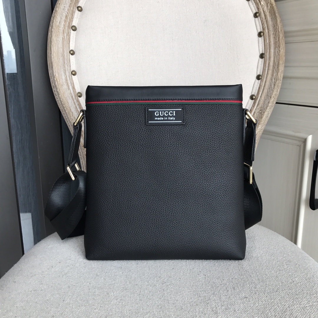 顶级专柜老鼠狠货2022最新火爆款 古奇  Gucci 进口皮高端斜挎包火爆款大量出货啦,叫嚣专柜货顶级原单货纸上谈兵吹牛皮的咱不会，请让狠货说话。款式可以复制抄袭，材料做工骗不了懂的人。里外都是顶级材质，顶级进口原厂皮意大利进口小牛皮超高清压印logo标志、进口高端五金、专用高档专柜里布、专用YKK拉链、超顺滑拉链、顶级油边超平滑、顶级设计师打造独特皮纹风格制作、超大容量空间多隔层设计多隔层手机位+暗格拉链位、超级舒适手感柔软耐磨皮质纹路清晰、针线一寸五针顶级师傅打造、那质感无可挑剔，独一无二的它，大气中有内涵。顶级做工精致注重每个细节颜色：黑色、尺寸:28-24-5型号:9836-3470