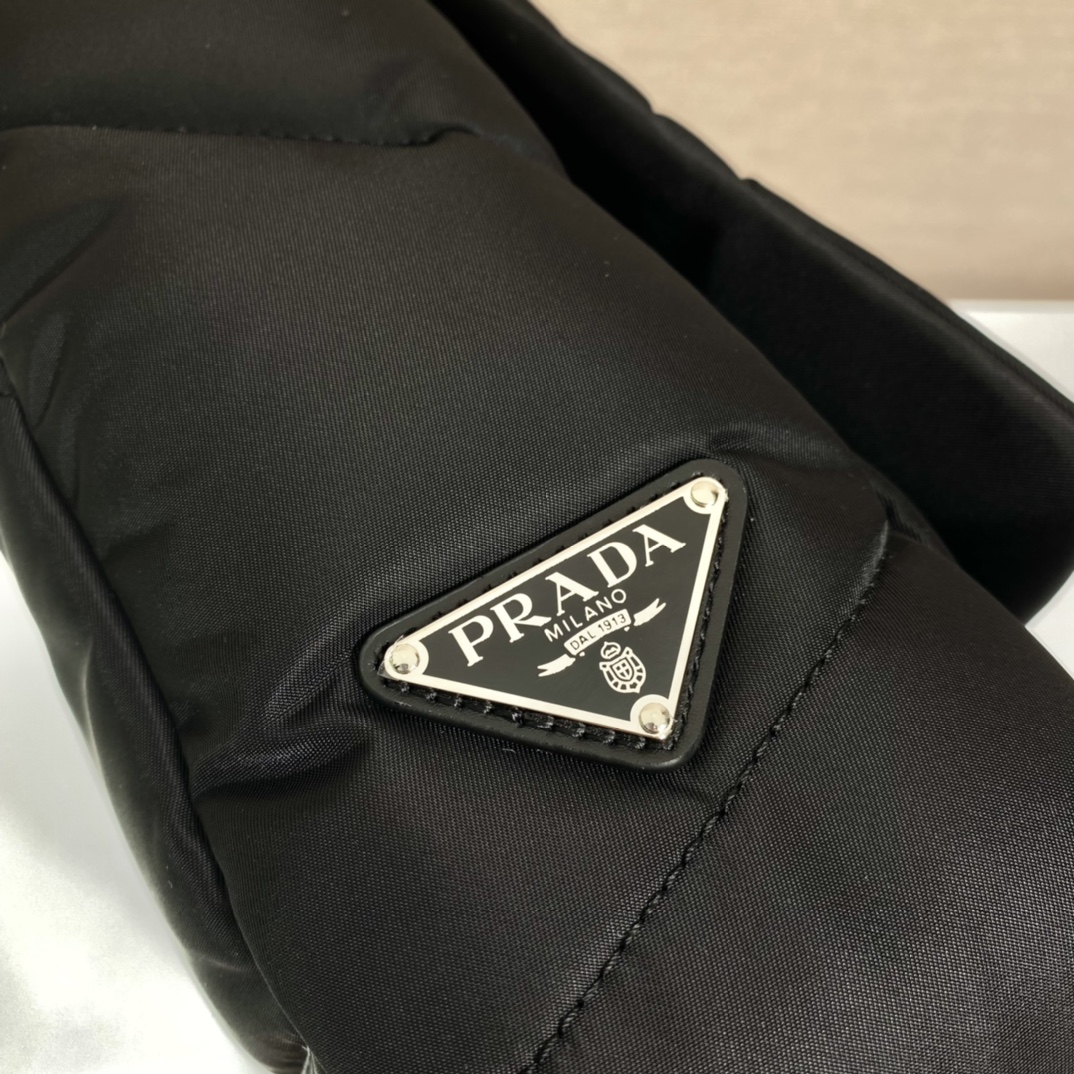 PRADA普拉达翻盖车菱格新款男女通用邮差包1BG412