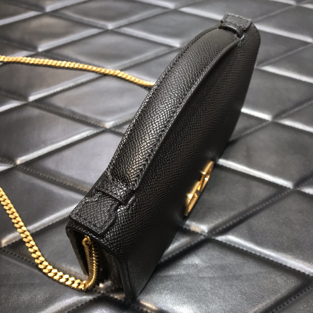 Batch 550 Valentino 24 new product Valentino Garavani VRING chain handheld design: made of palm-print cowhide, eye-catching iconic V-shaped LOGO