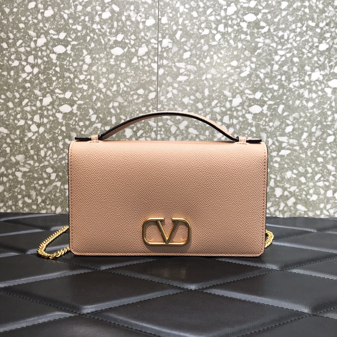 Batch 550 Valentino 24 new product Valentino Garavani VRING chain handheld design: made of palm-print cowhide, eye-catching iconic V-shaped LOGO