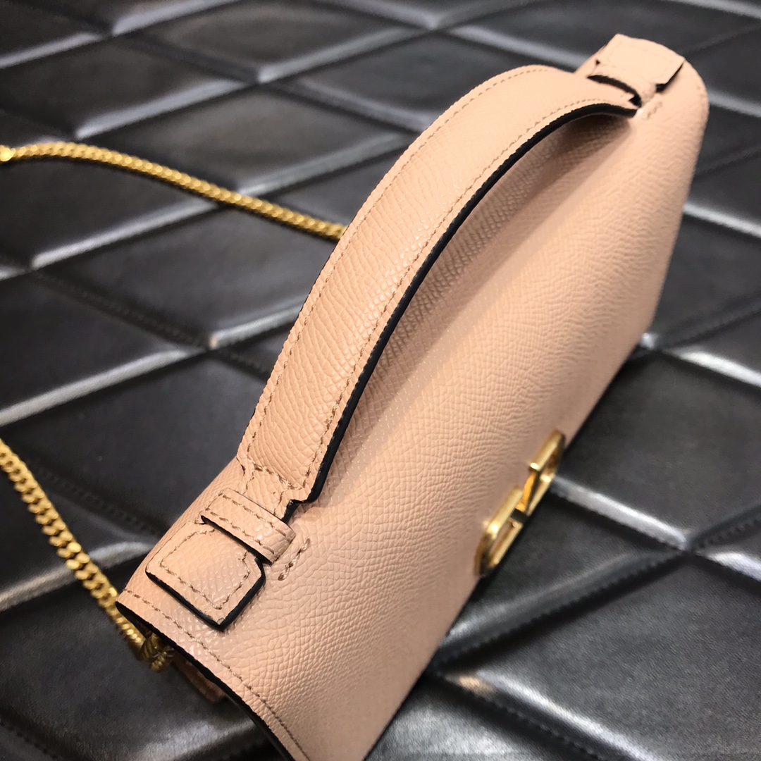Batch 550 Valentino 24 new product Valentino Garavani VRING chain handheld design: made of palm-print cowhide, eye-catching iconic V-shaped LOGO