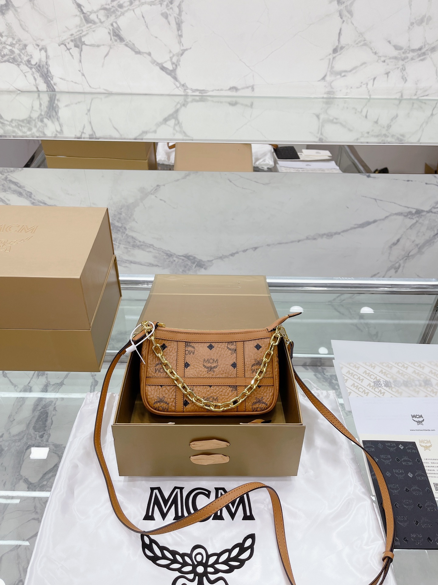 mcm麻将包 容量测评: 手机，钥匙，充电宝都装 材质搭配:意大利头层小牛皮十visteos 搭配建议:可手提可斜挎，一包多用 e场合使用:日常休闲逛街，街拍旅游都 mcmMCM 22cm